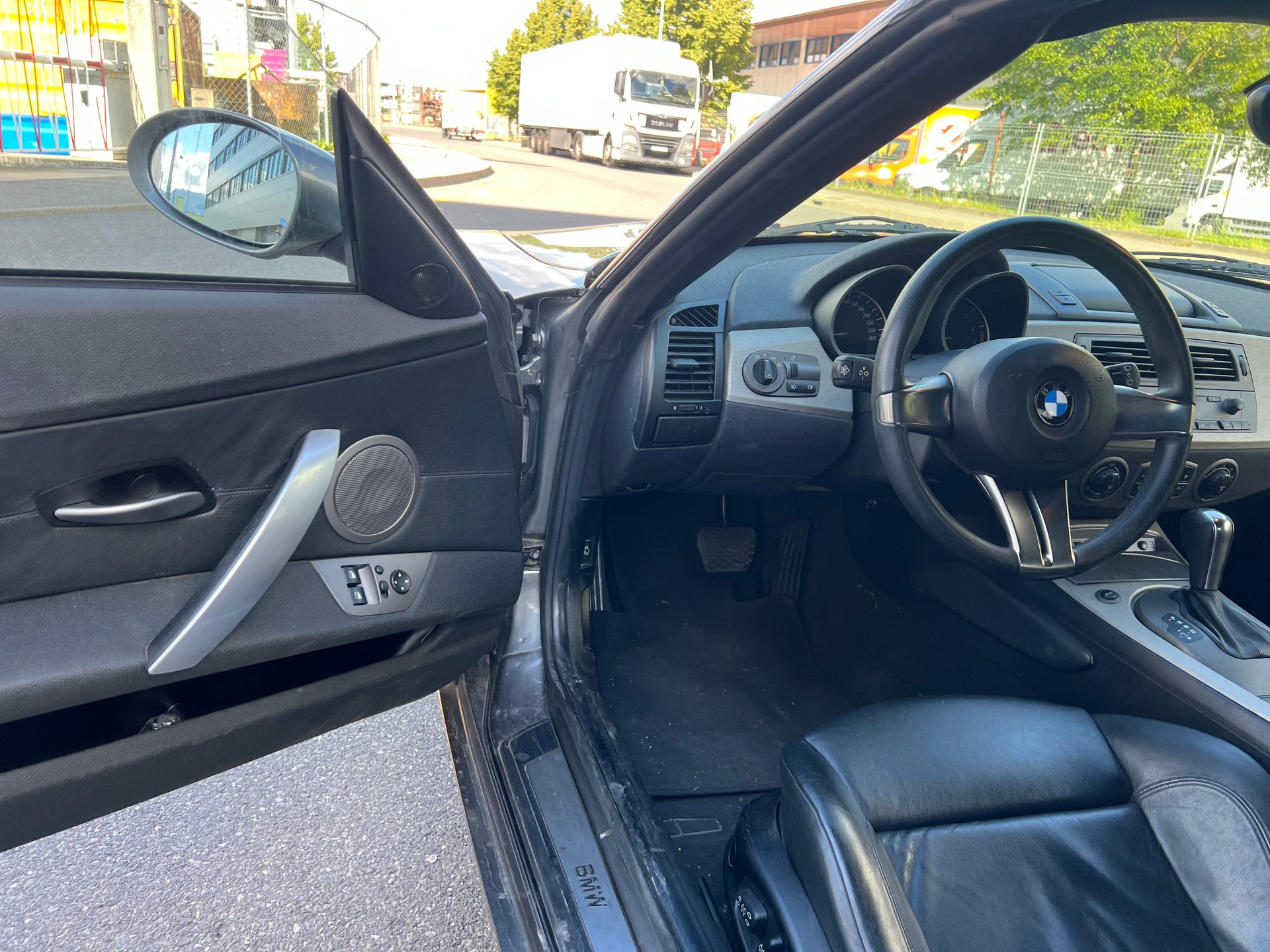 BMW Z4 3.0i Roadster-image-11