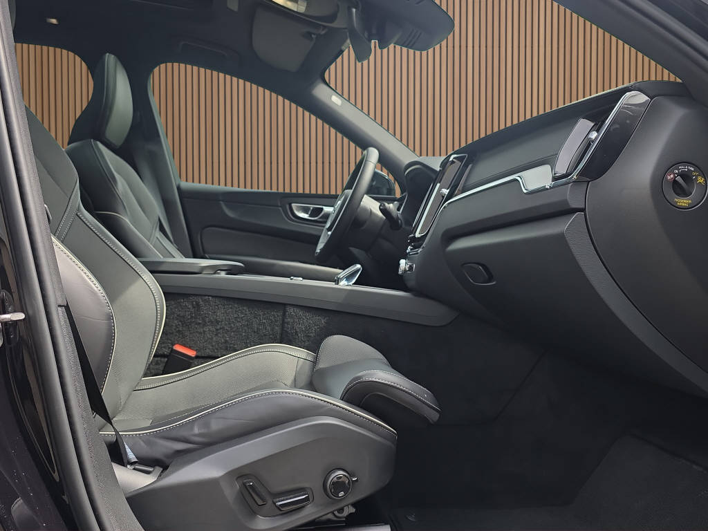 VOLVO XC60 2.0 T6 TE Ultimate Dark eAWD-image-13