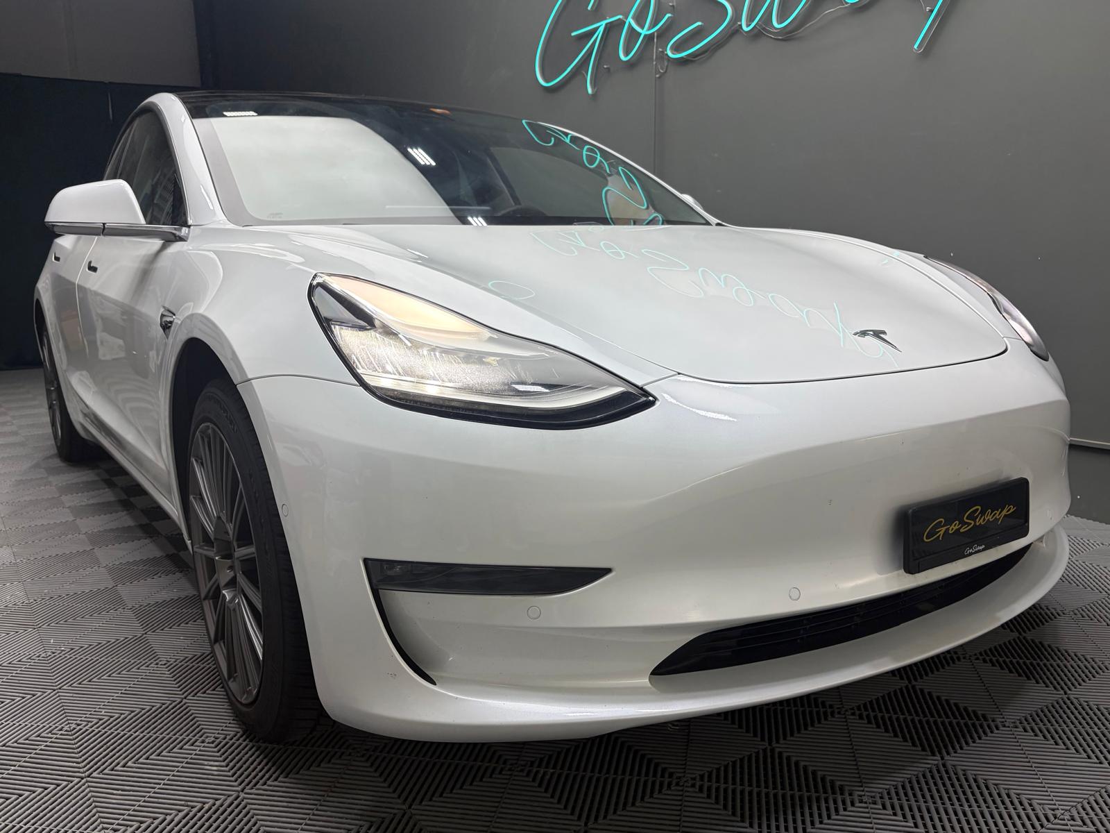 TESLA Model 3 Long Range Dual Motor AWD - Full Service Drive Capabiity-showroom-element-1
