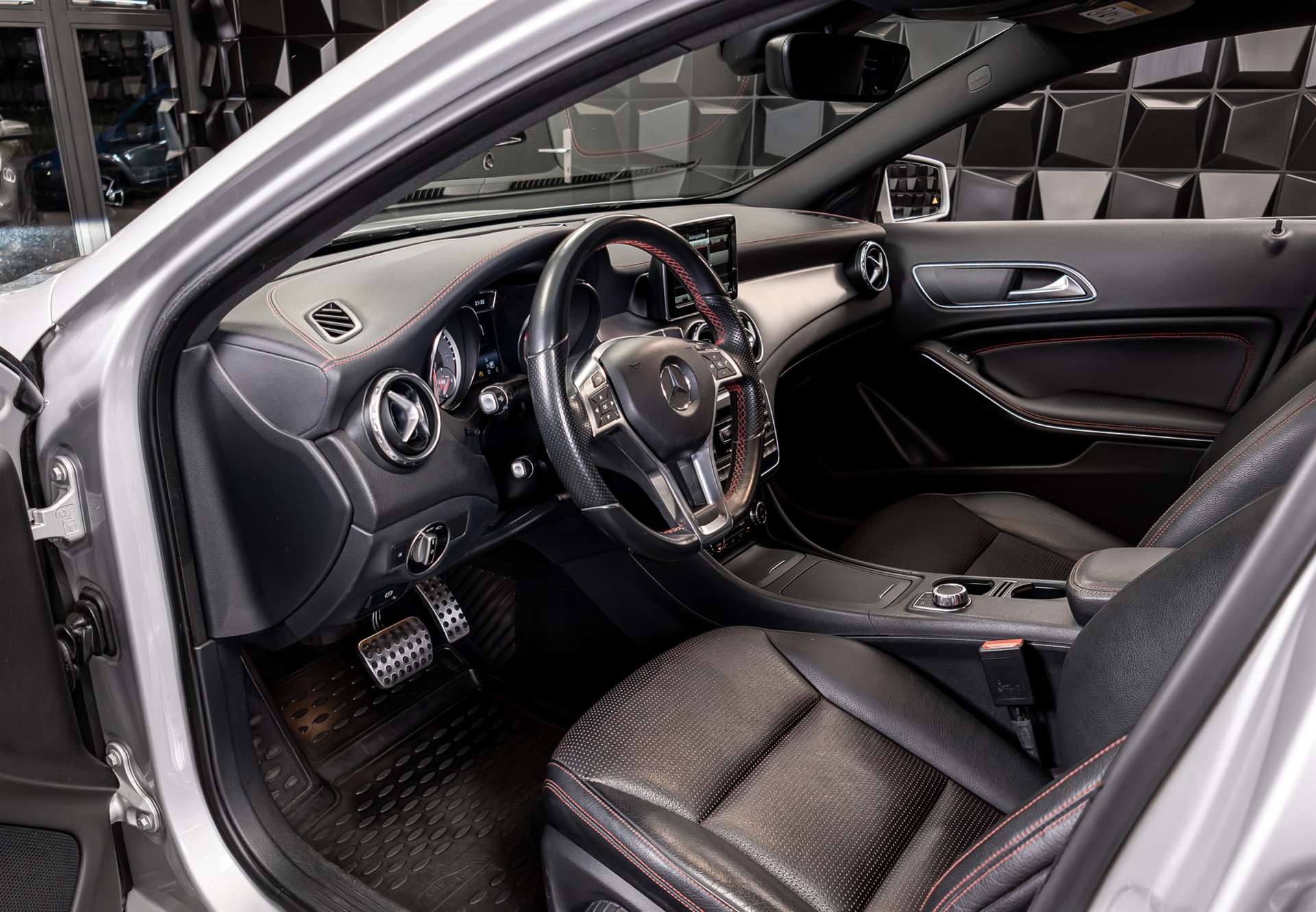 MERCEDES-BENZ GLA 250 AMG Line 4Matic 7G-DCT-image-11