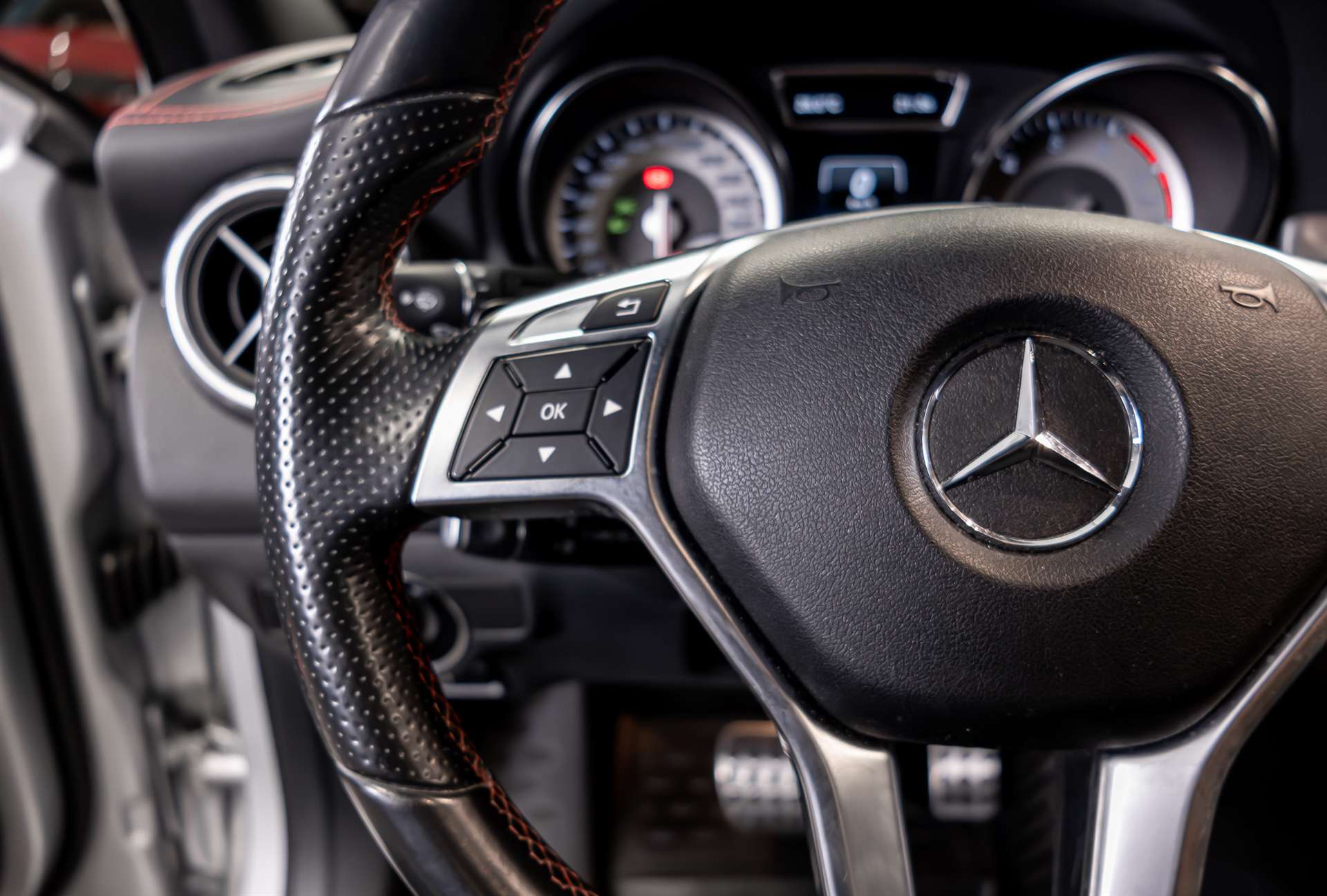 MERCEDES-BENZ GLA 250 AMG Line 4Matic 7G-DCT-image-8