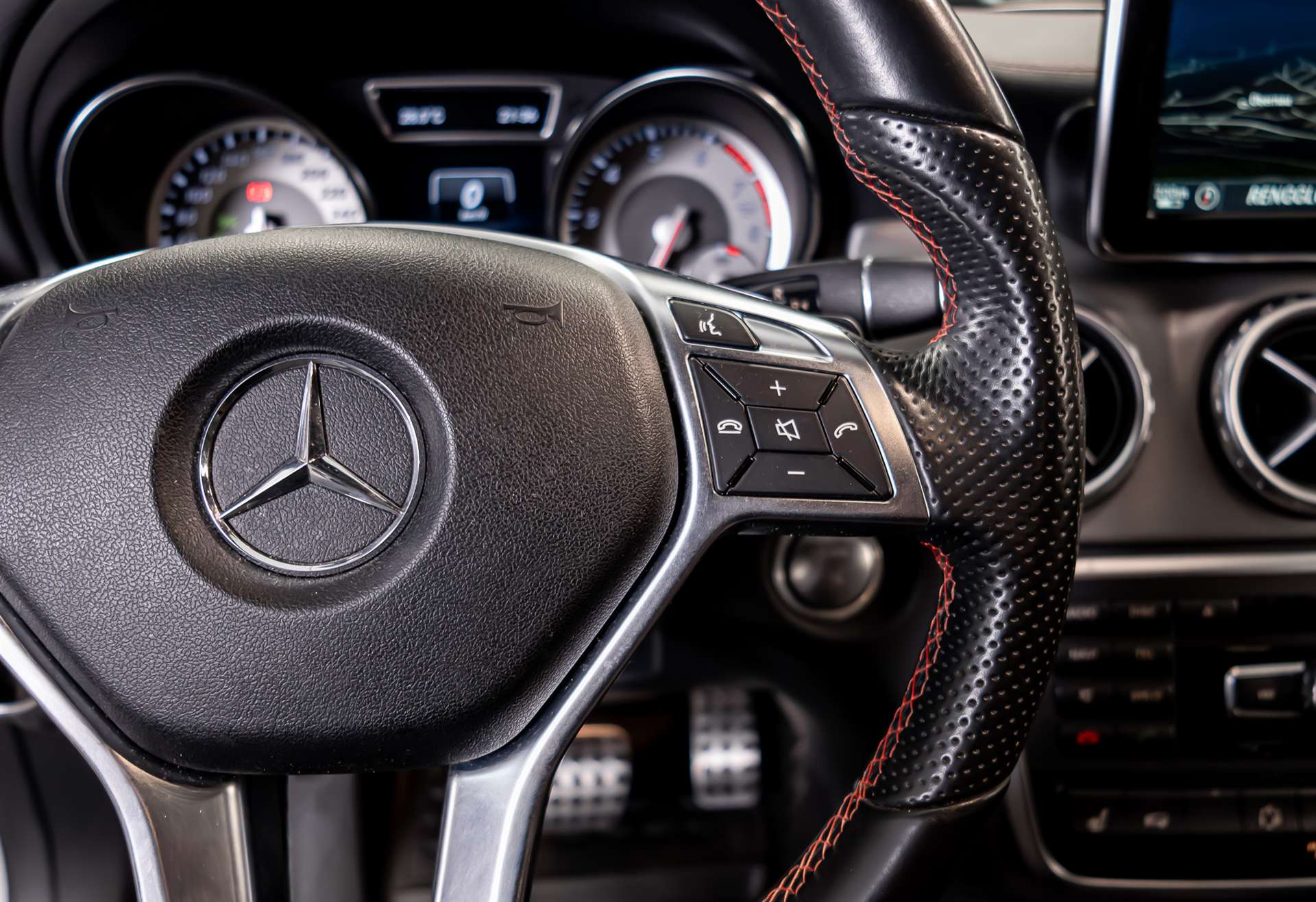 MERCEDES-BENZ GLA 250 AMG Line 4Matic 7G-DCT-image-9
