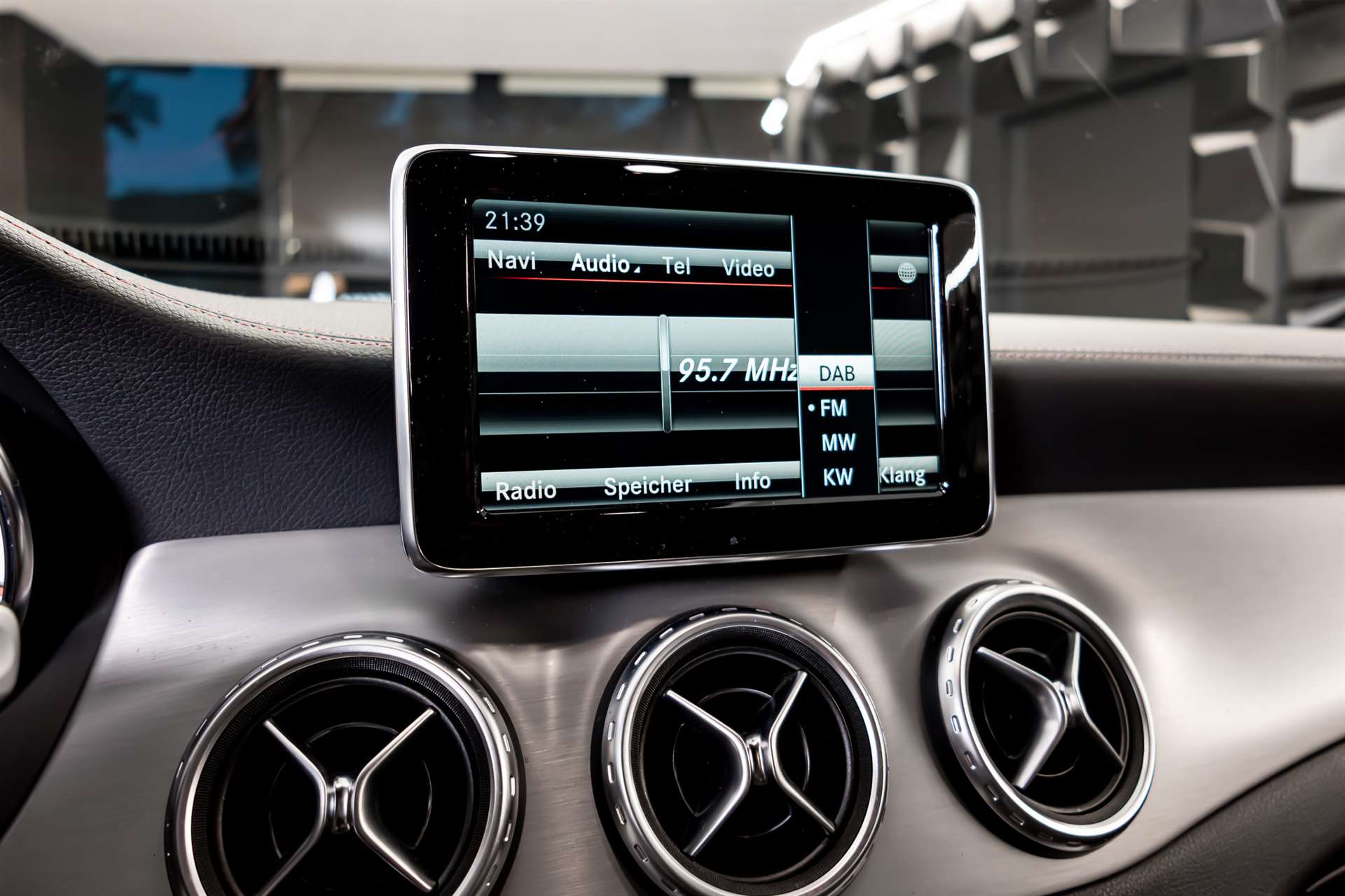 MERCEDES-BENZ GLA 250 AMG Line 4Matic 7G-DCT-image-13