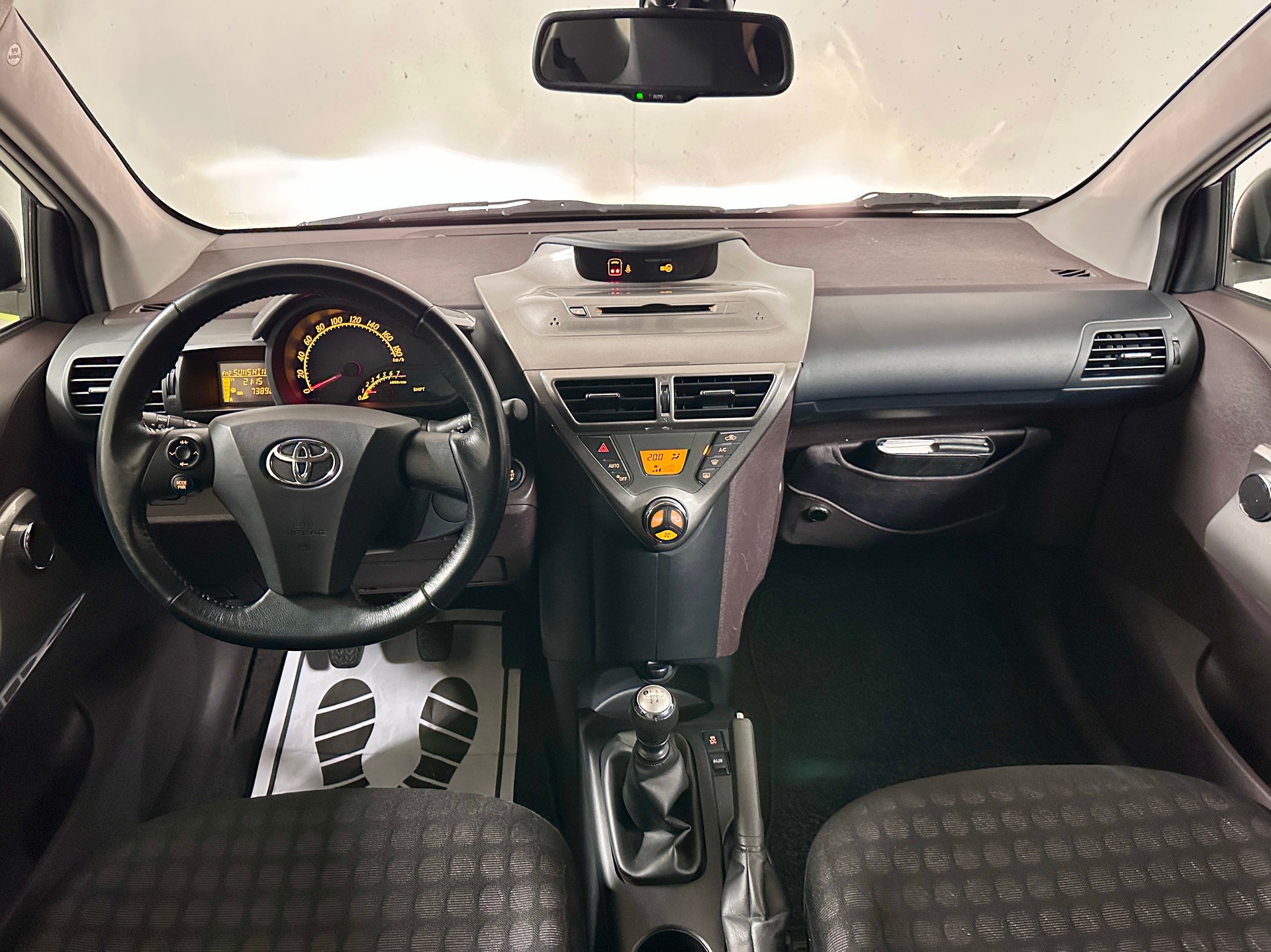 TOYOTA iQ 1.0 VVT-i-image-11