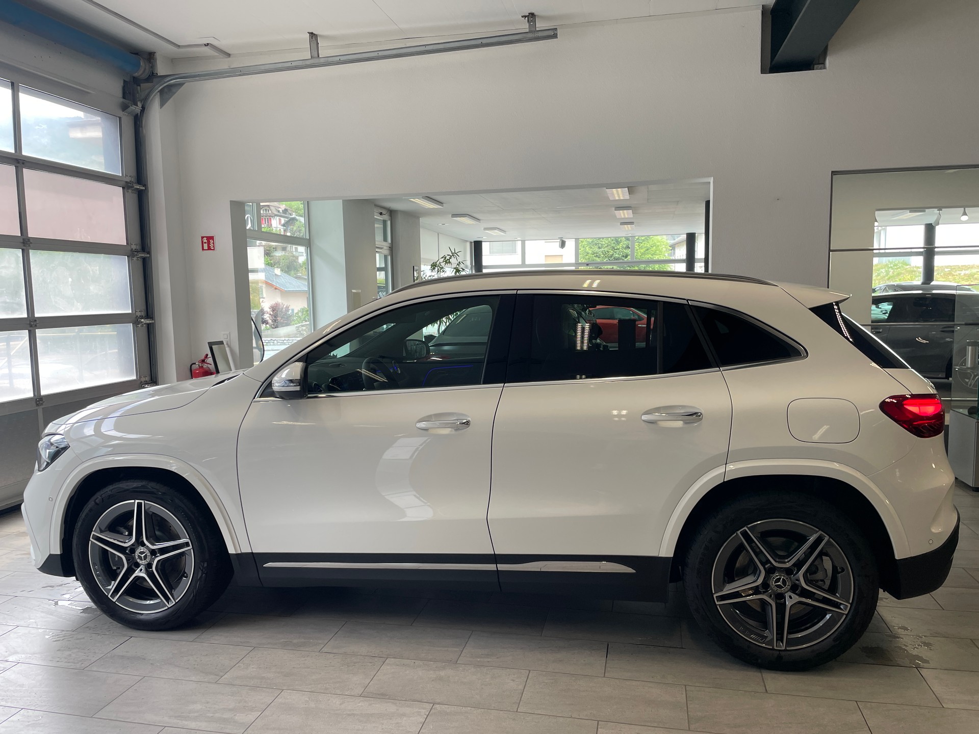 MERCEDES-BENZ GLA 250 4Matic 8G-DCT AMG Line Swiss Star-showroom-element-3