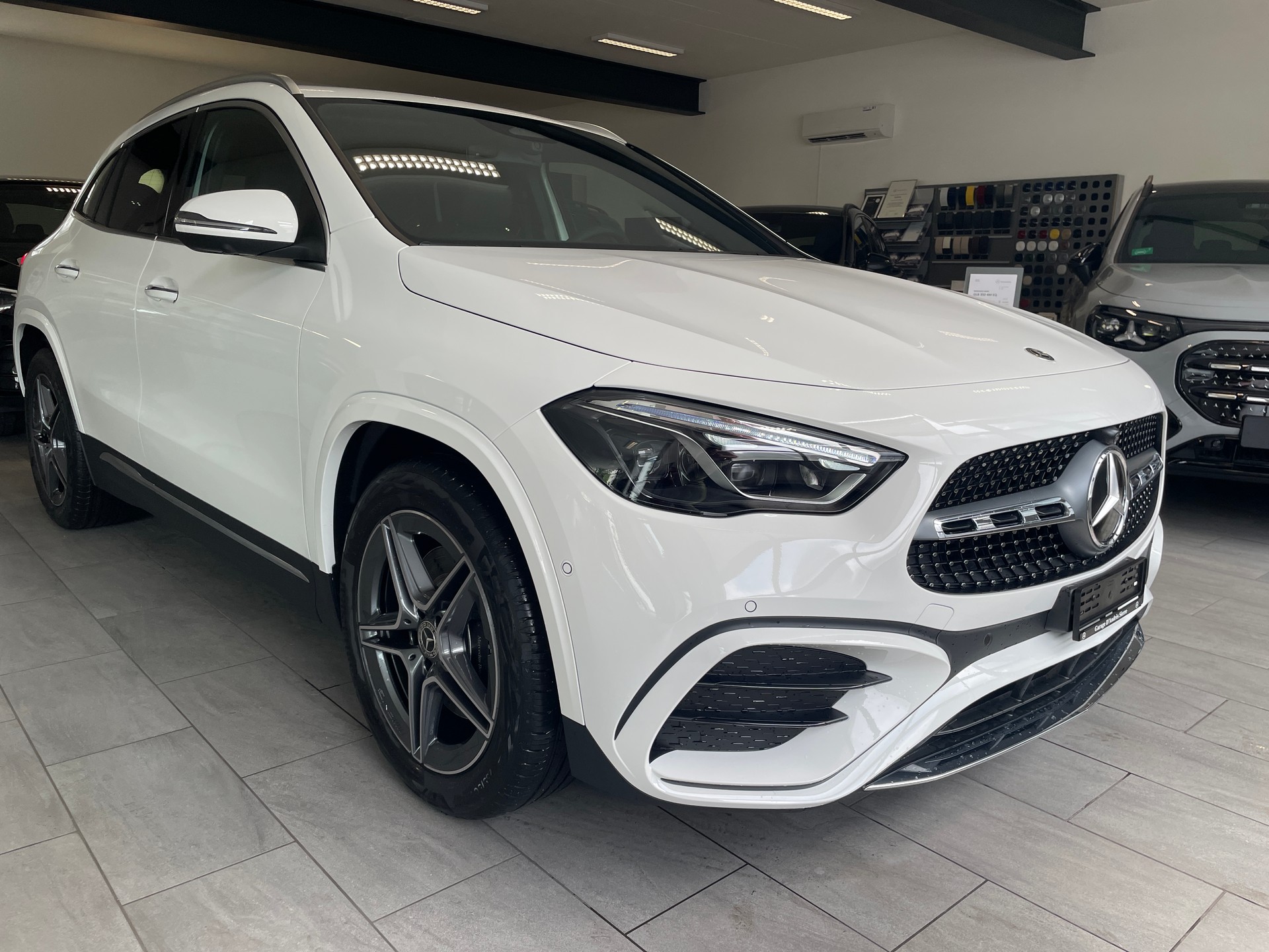 MERCEDES-BENZ GLA 250 4Matic 8G-DCT AMG Line Swiss Star-showroom-element-2