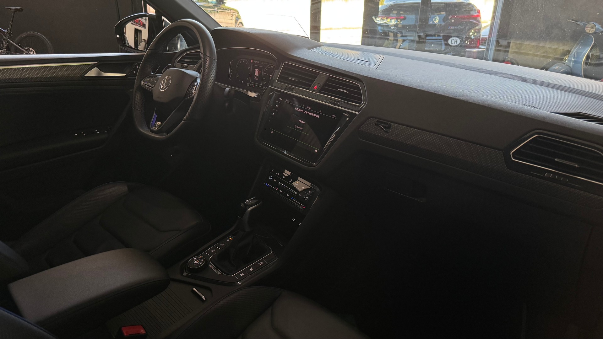 VW Tiguan 2.0TSI R 4Motion DSG-image-11