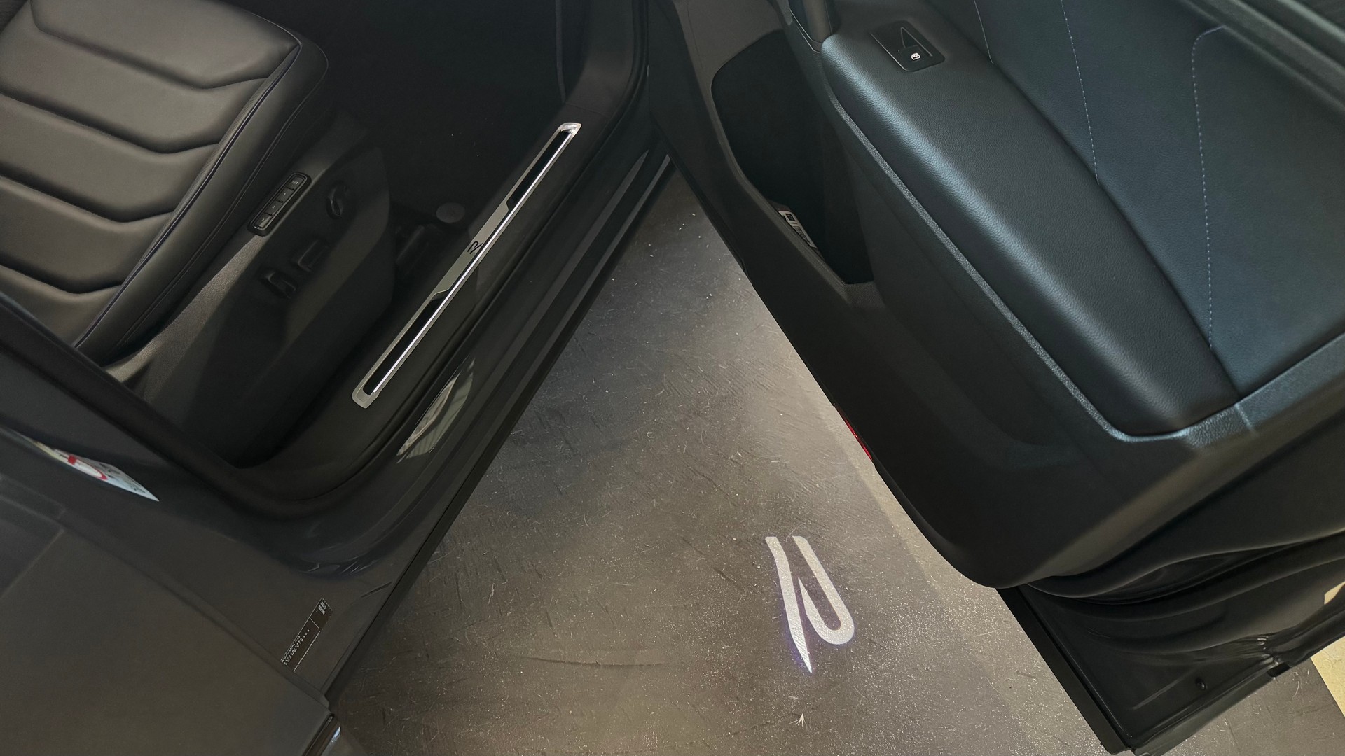 VW Tiguan 2.0TSI R 4Motion DSG-image-13