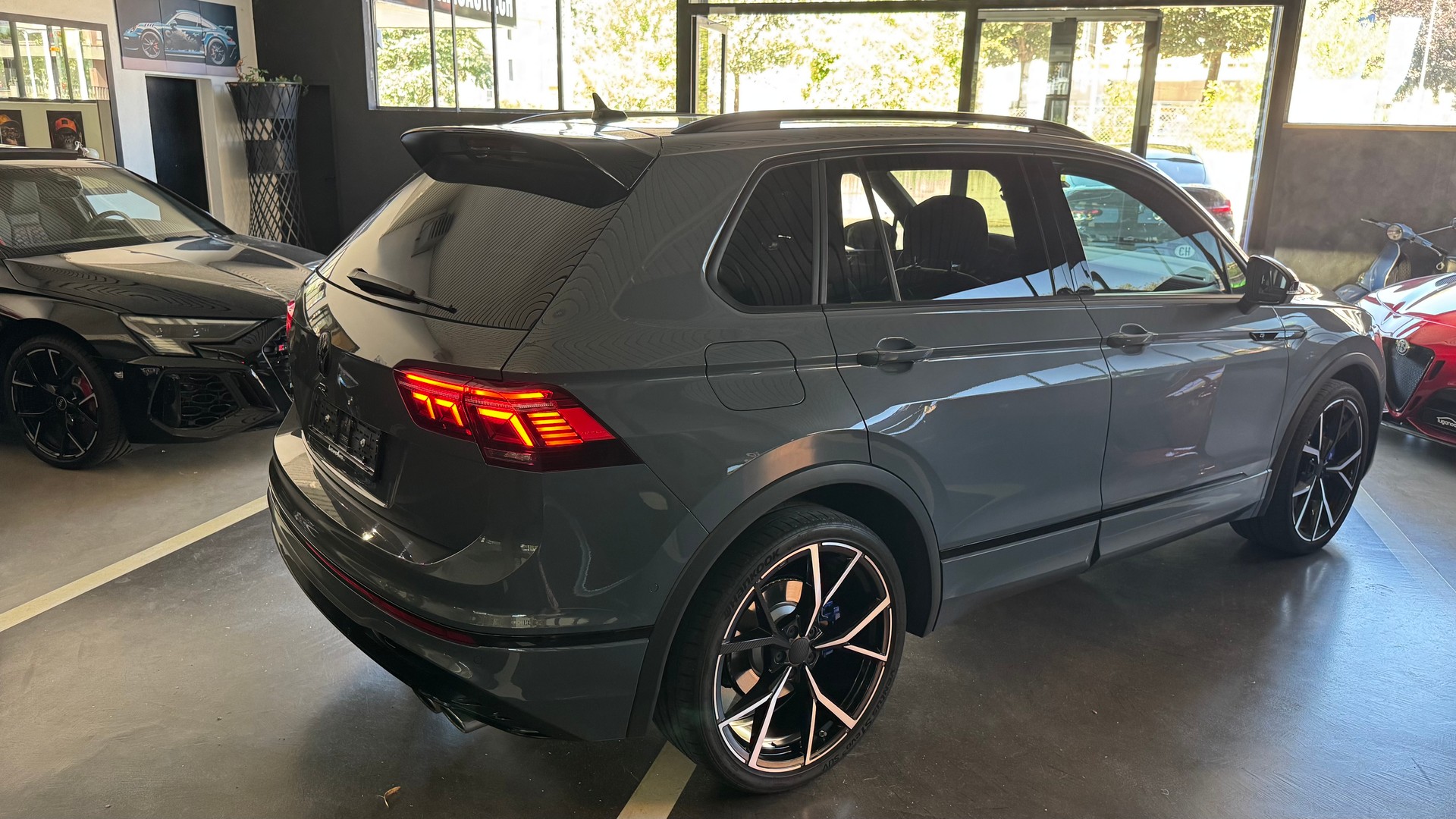 VW Tiguan 2.0TSI R 4Motion DSG-image-5