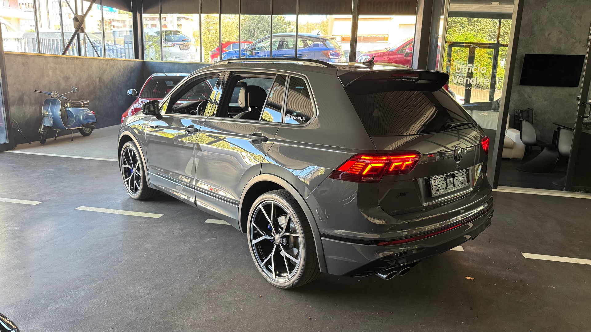VW Tiguan 2.0TSI R 4Motion DSG-image-4