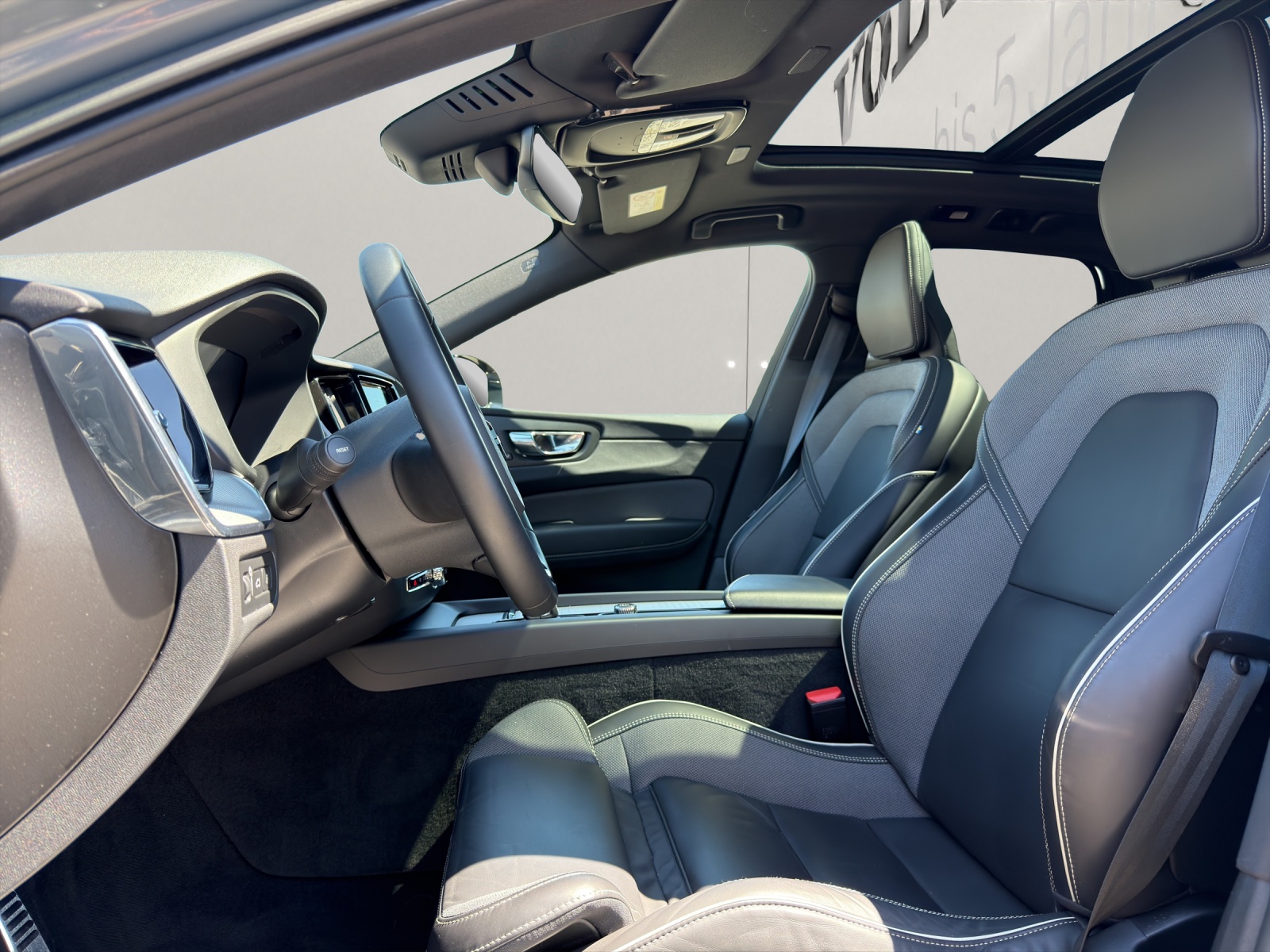 VOLVO XC60 2.0 T8 TE R-Design eAWD-image-8