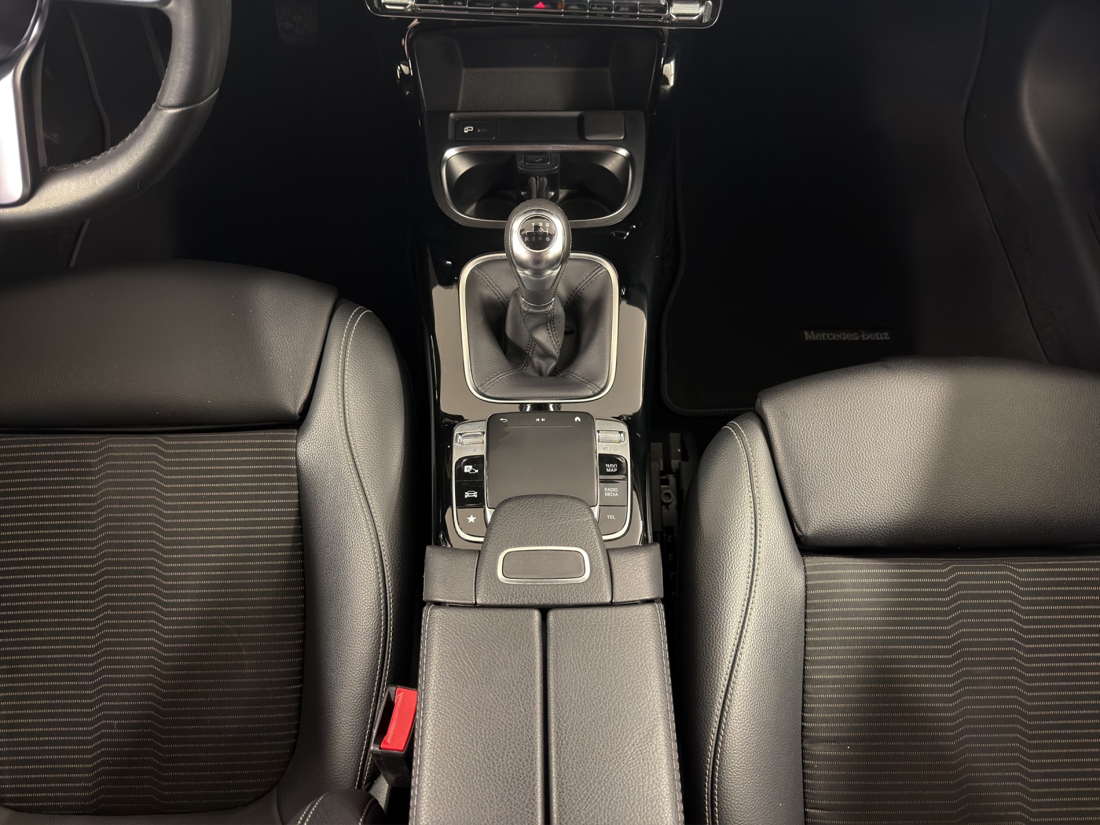 MERCEDES-BENZ A 180 Edition-image-15