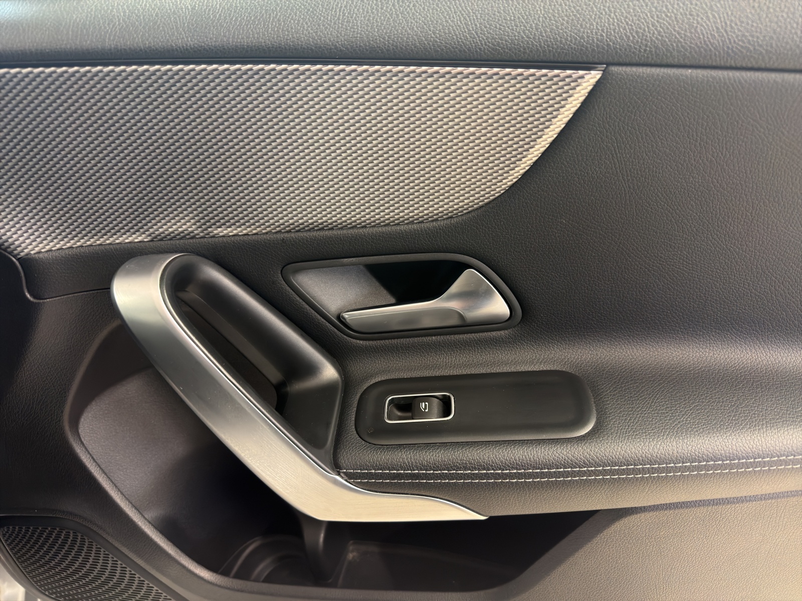 MERCEDES-BENZ A 180 Edition-image-10