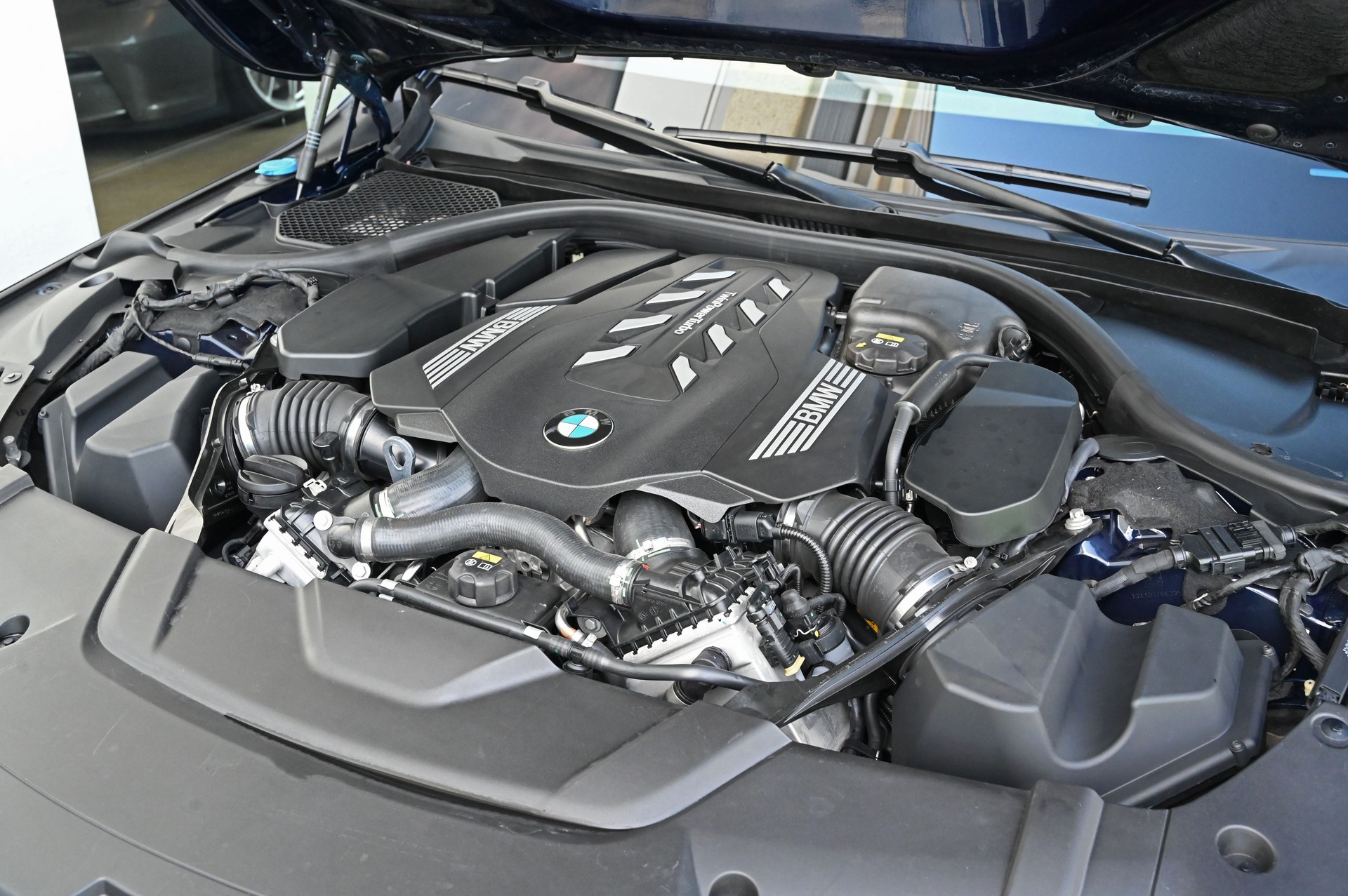 BMW 750i xDrive Steptronic-image-28