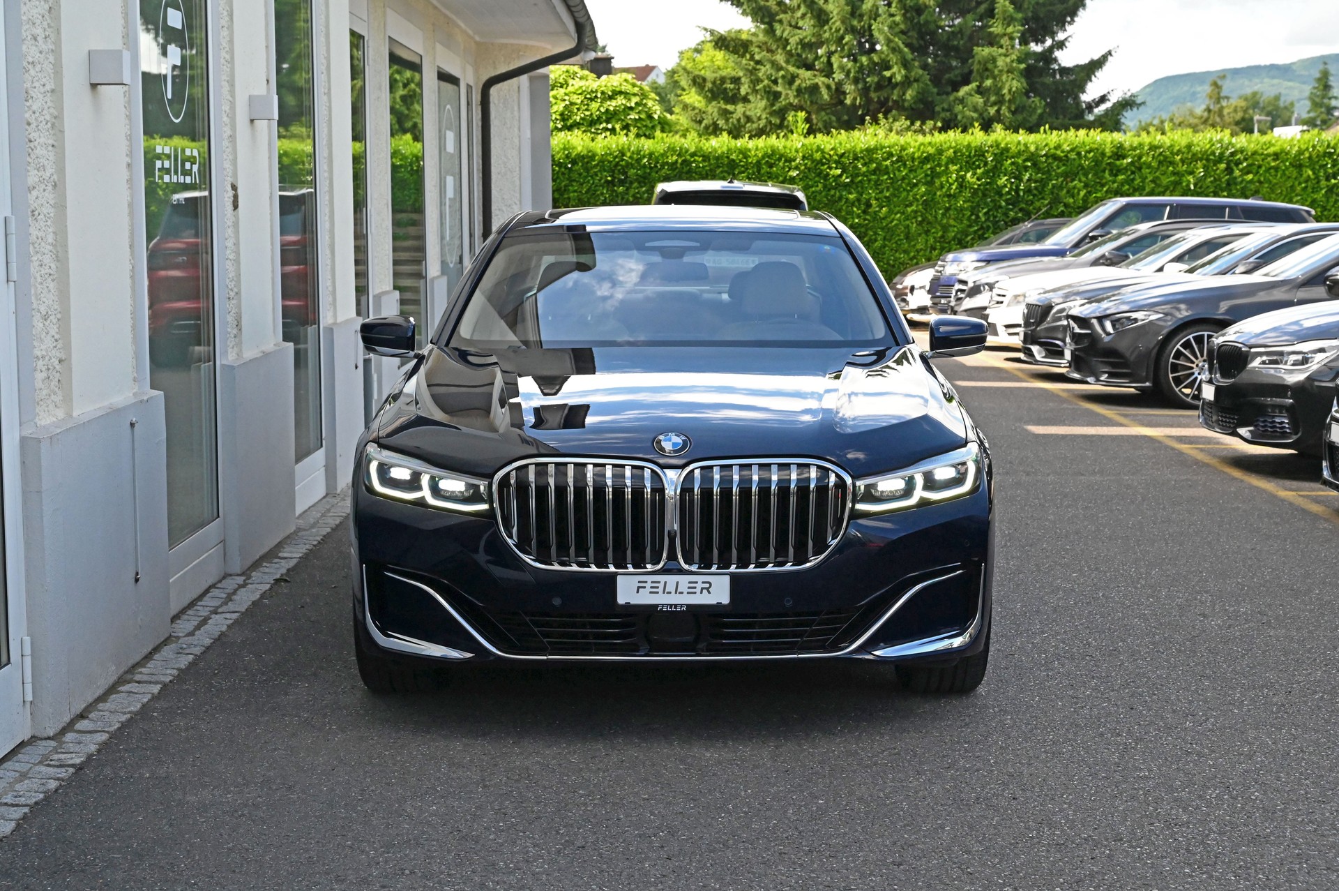 BMW 750i xDrive Steptronic-showroom-element-2