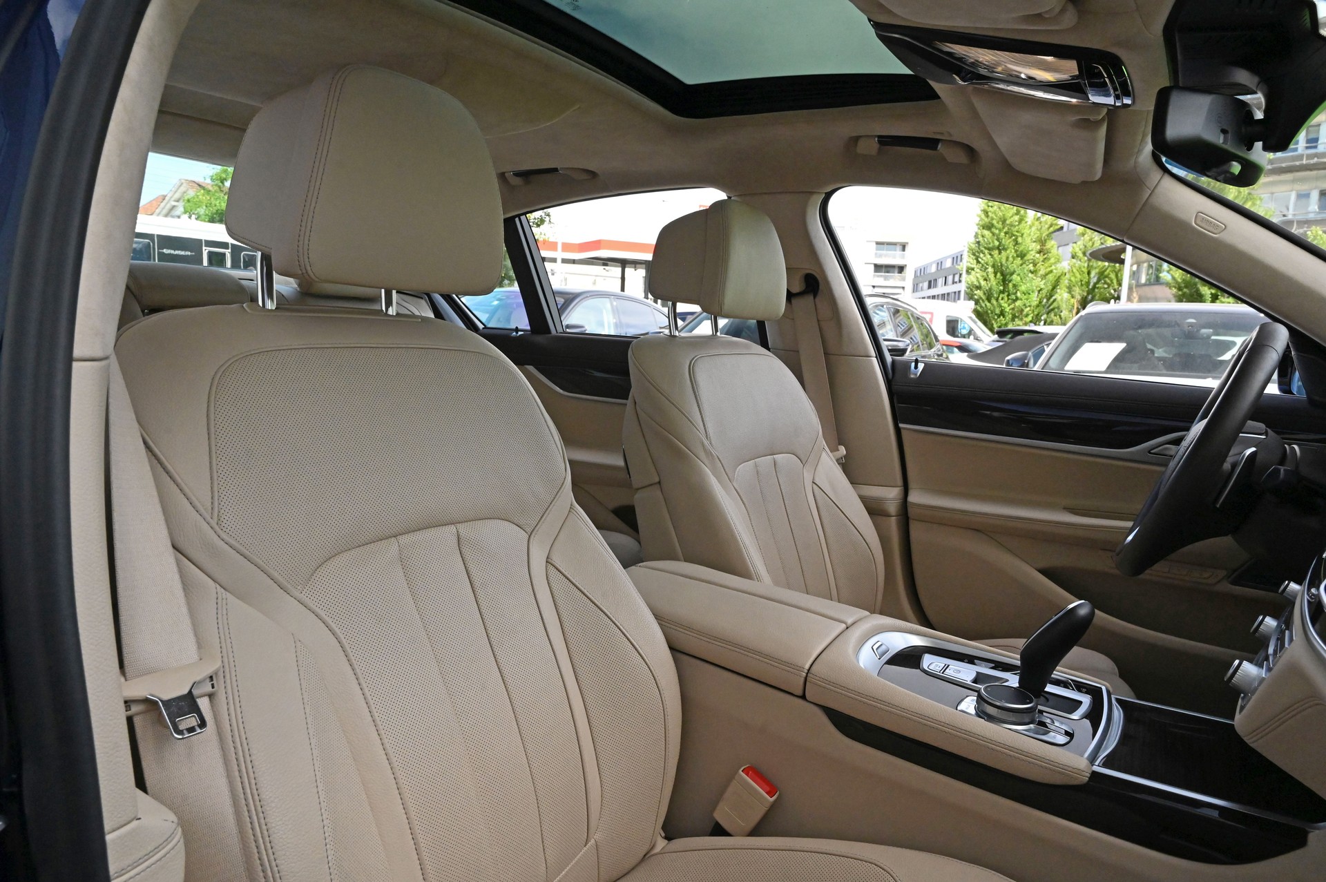 BMW 750i xDrive Steptronic-image-25