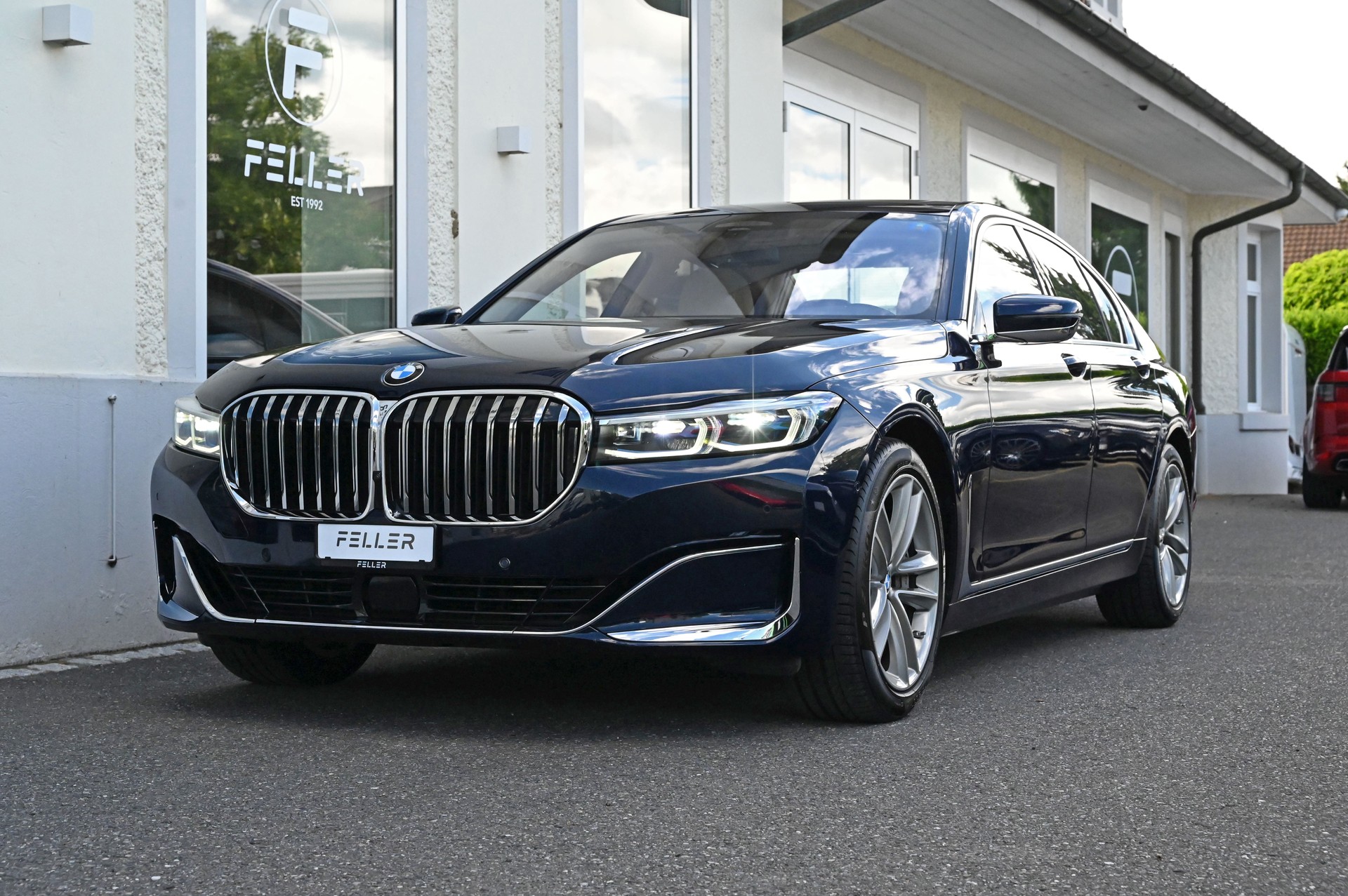 BMW 750i xDrive Steptronic-showroom-element-1