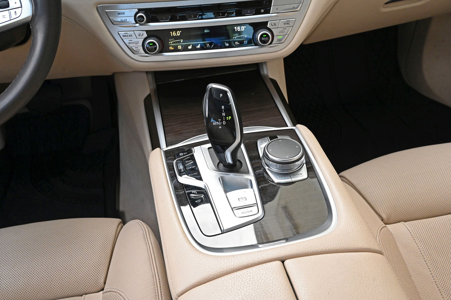 BMW 750i xDrive Steptronic-image-26