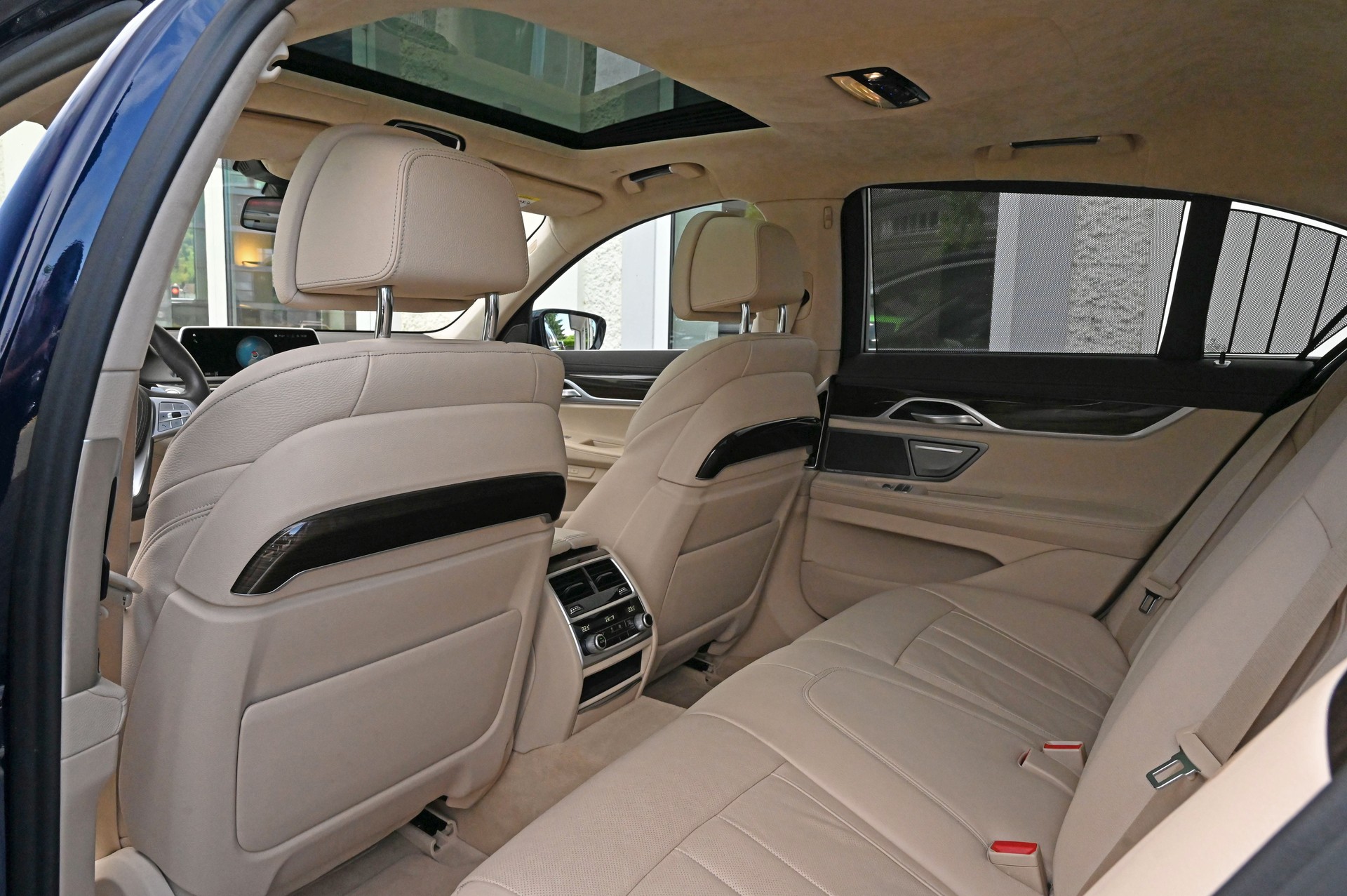BMW 750i xDrive Steptronic-image-17