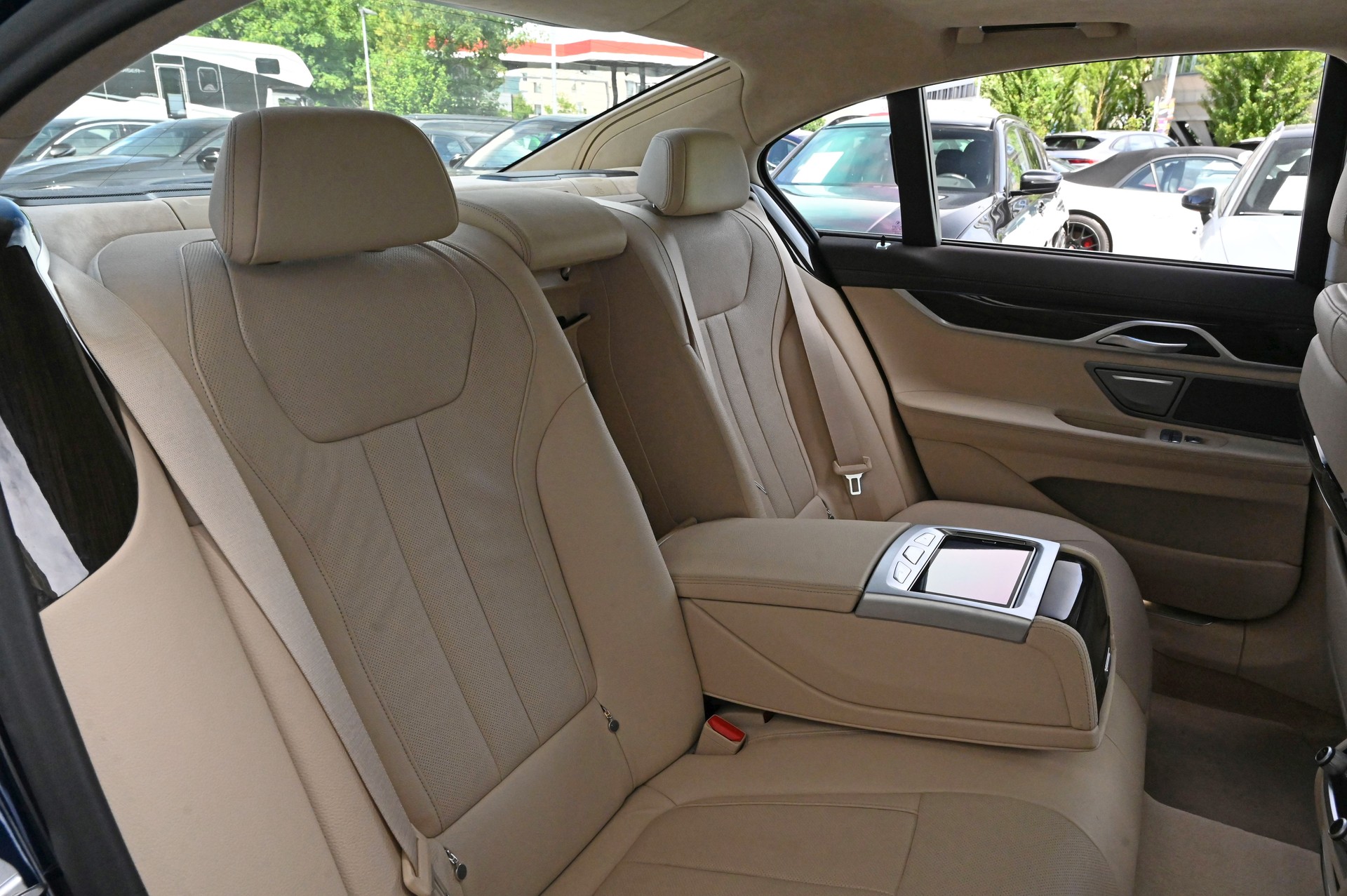 BMW 750i xDrive Steptronic-image-23