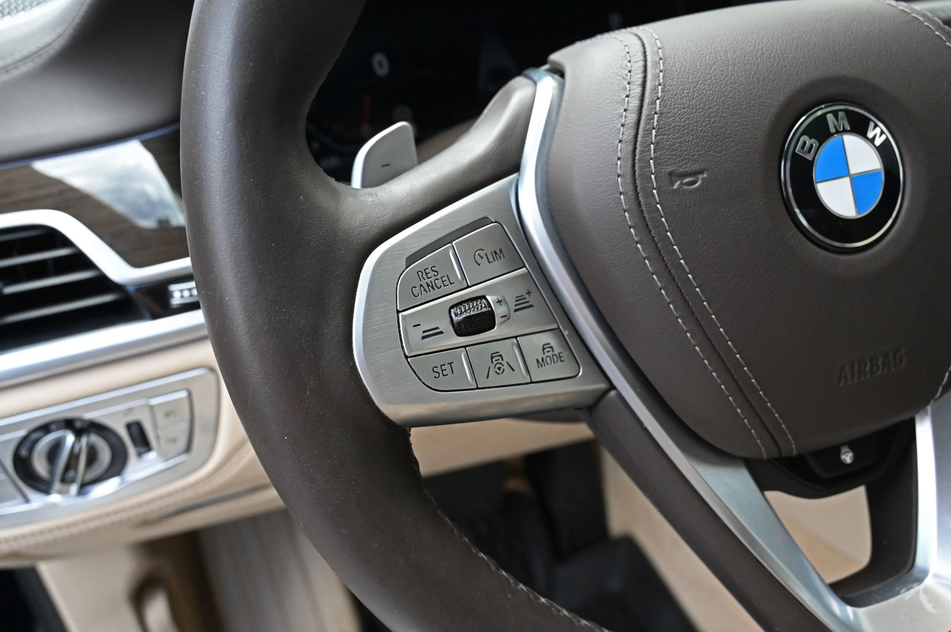 BMW 750i xDrive Steptronic-image-14