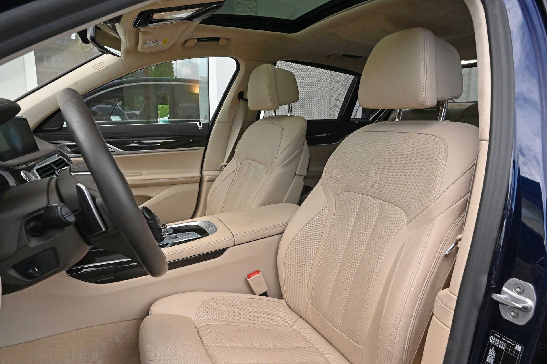 BMW 750i xDrive Steptronic-image-16