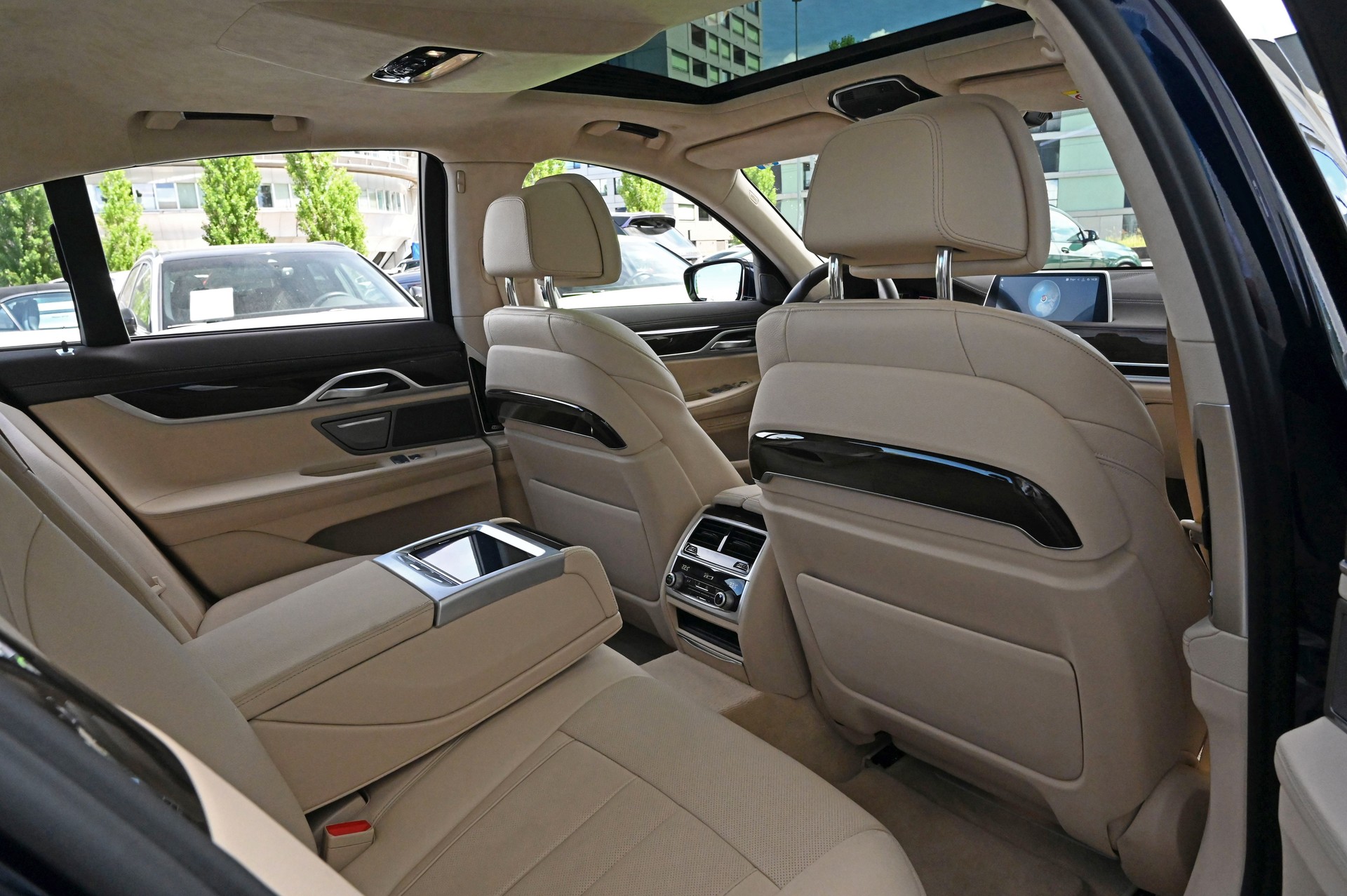 BMW 750i xDrive Steptronic-image-22