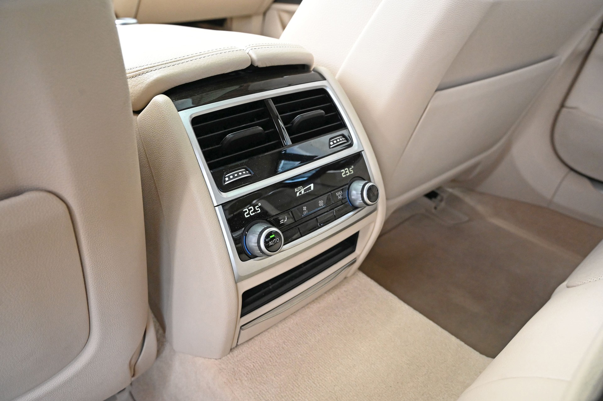 BMW 750i xDrive Steptronic-image-21
