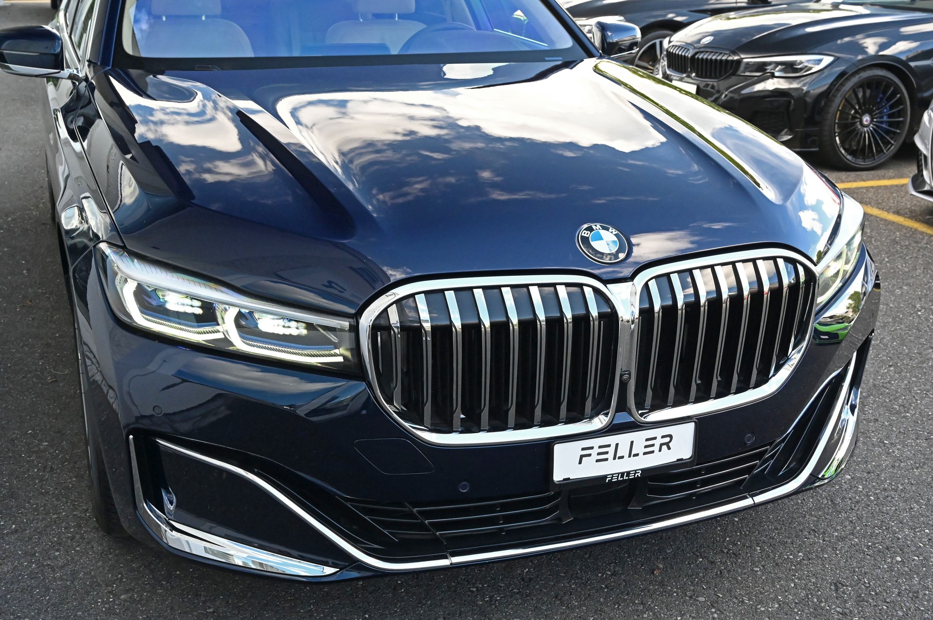 BMW 750i xDrive Steptronic-showroom-element-3