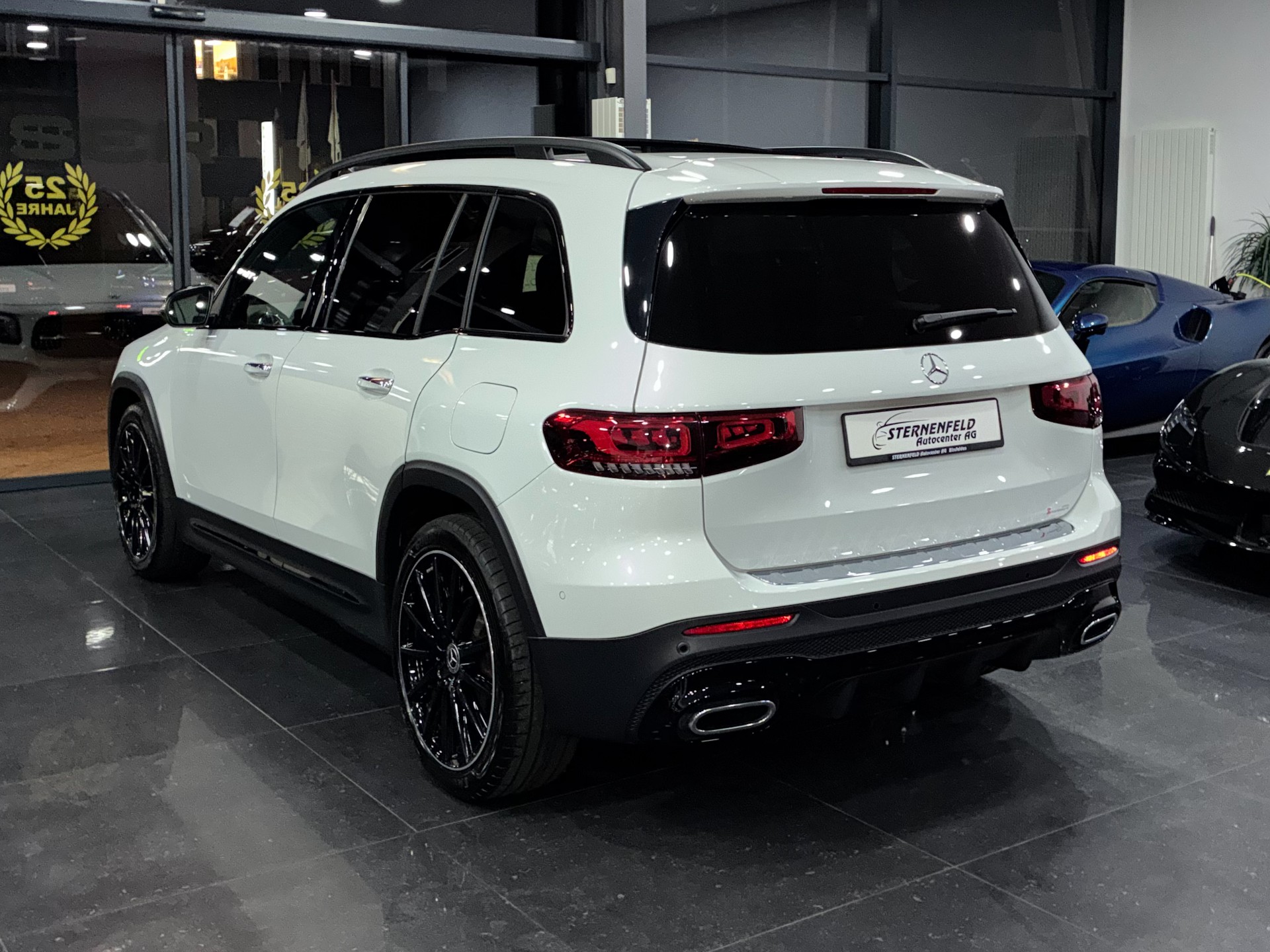 MERCEDES-BENZ GLB 200 4Matic AMG Line 8G-Tronic-image-4