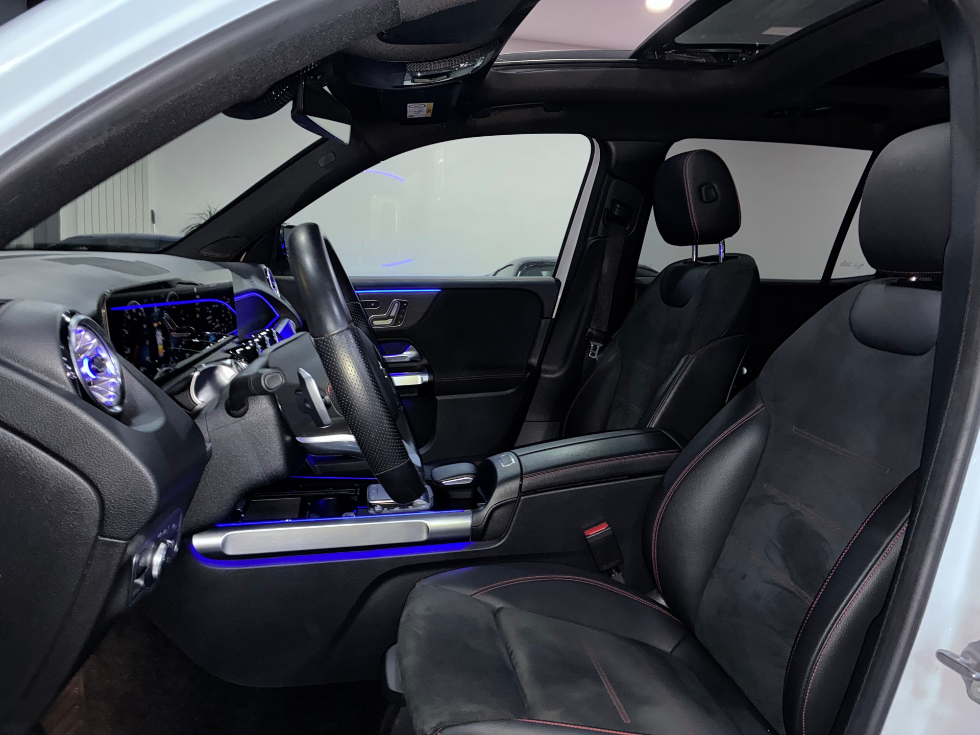 MERCEDES-BENZ GLB 200 4Matic AMG Line 8G-Tronic-image-11
