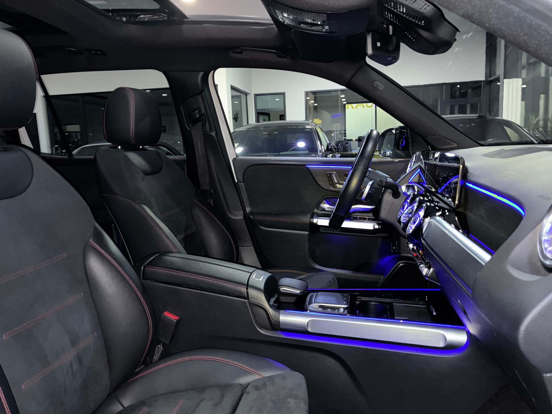 MERCEDES-BENZ GLB 200 4Matic AMG Line 8G-Tronic-image-12