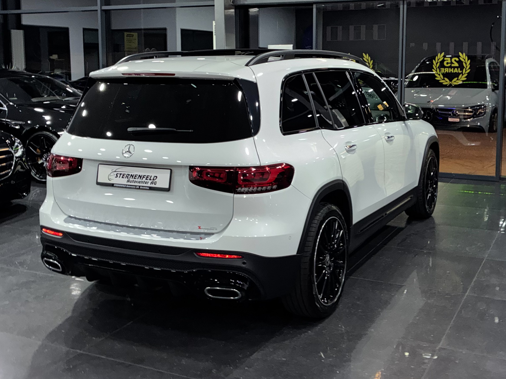 MERCEDES-BENZ GLB 200 4Matic AMG Line 8G-Tronic-image-5