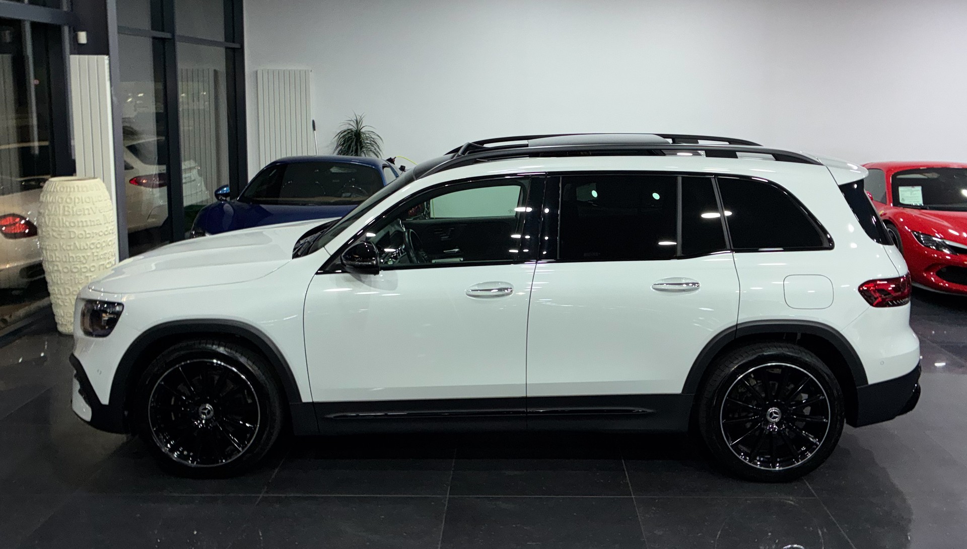 MERCEDES-BENZ GLB 200 4Matic AMG Line 8G-Tronic-image-3