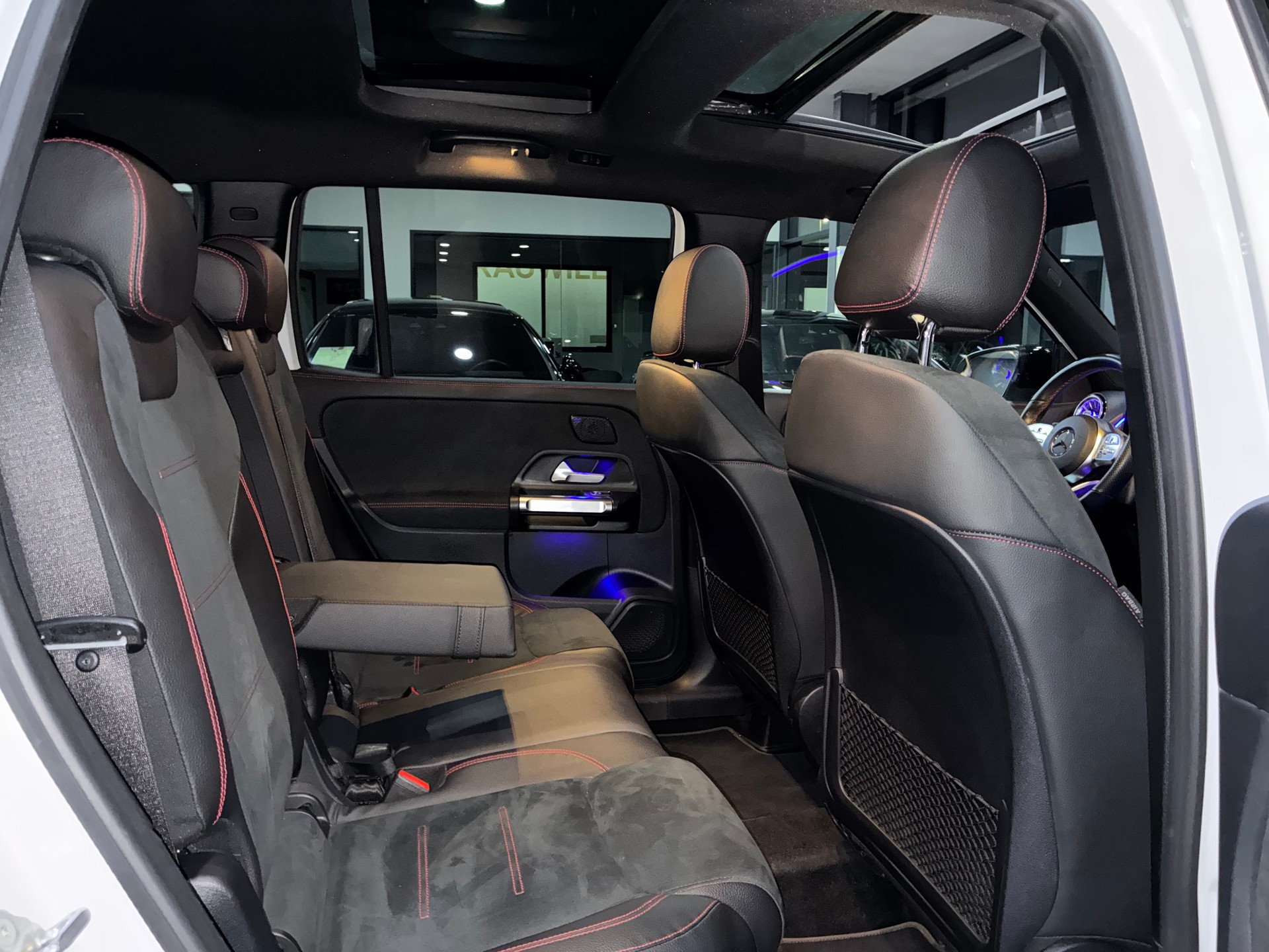 MERCEDES-BENZ GLB 200 4Matic AMG Line 8G-Tronic-image-13
