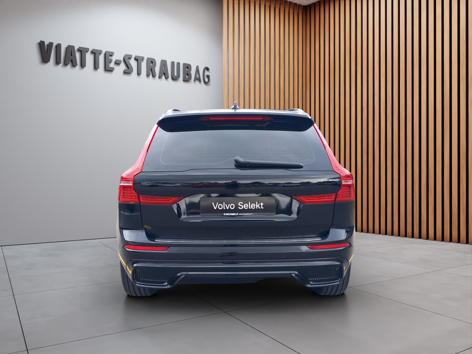 VOLVO XC60 2.0 B5 MH Plus Dark AWD-showroom-element-3