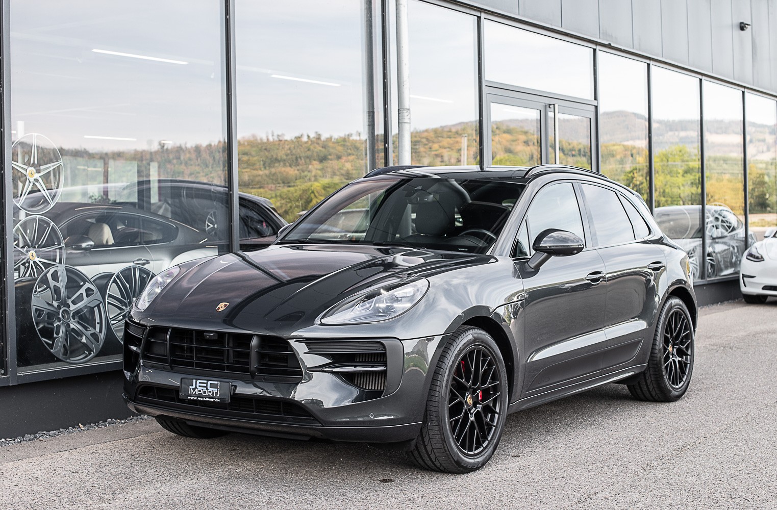 PORSCHE Macan GTS-showroom-element-1
