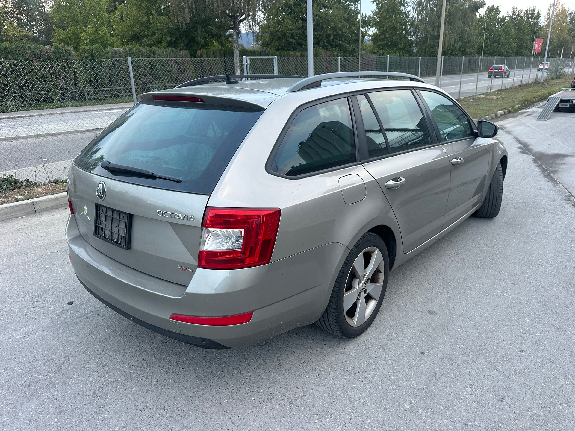 SKODA Octavia Combi 1.6 TDI Elegance 4x4-showroom-element-2