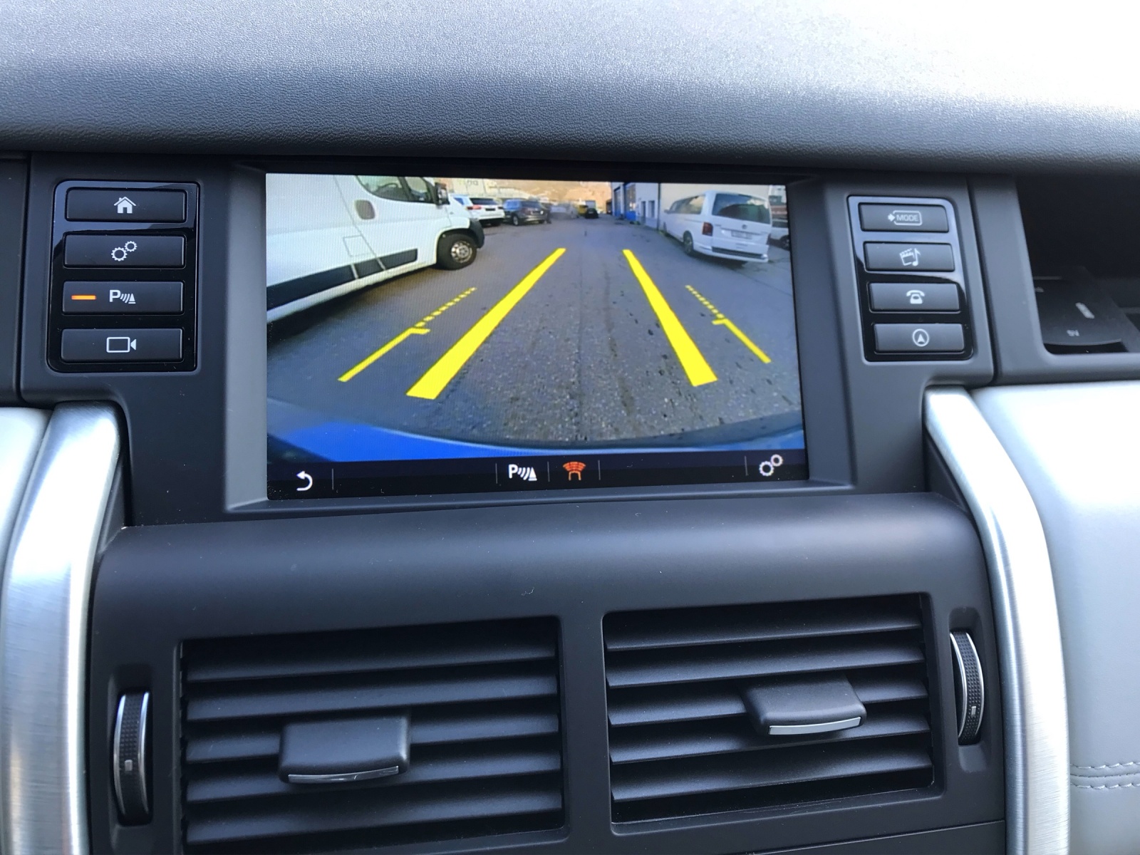 LAND ROVER Discovery Sport 2.0 TD4 Advantage AT9-image-11
