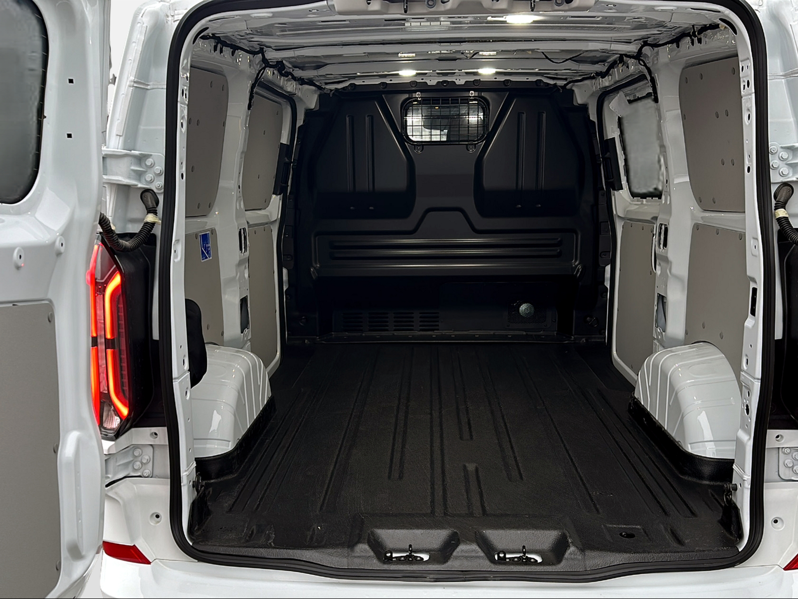 FORD E-Transit C Van 320 L1 Sport-image-13