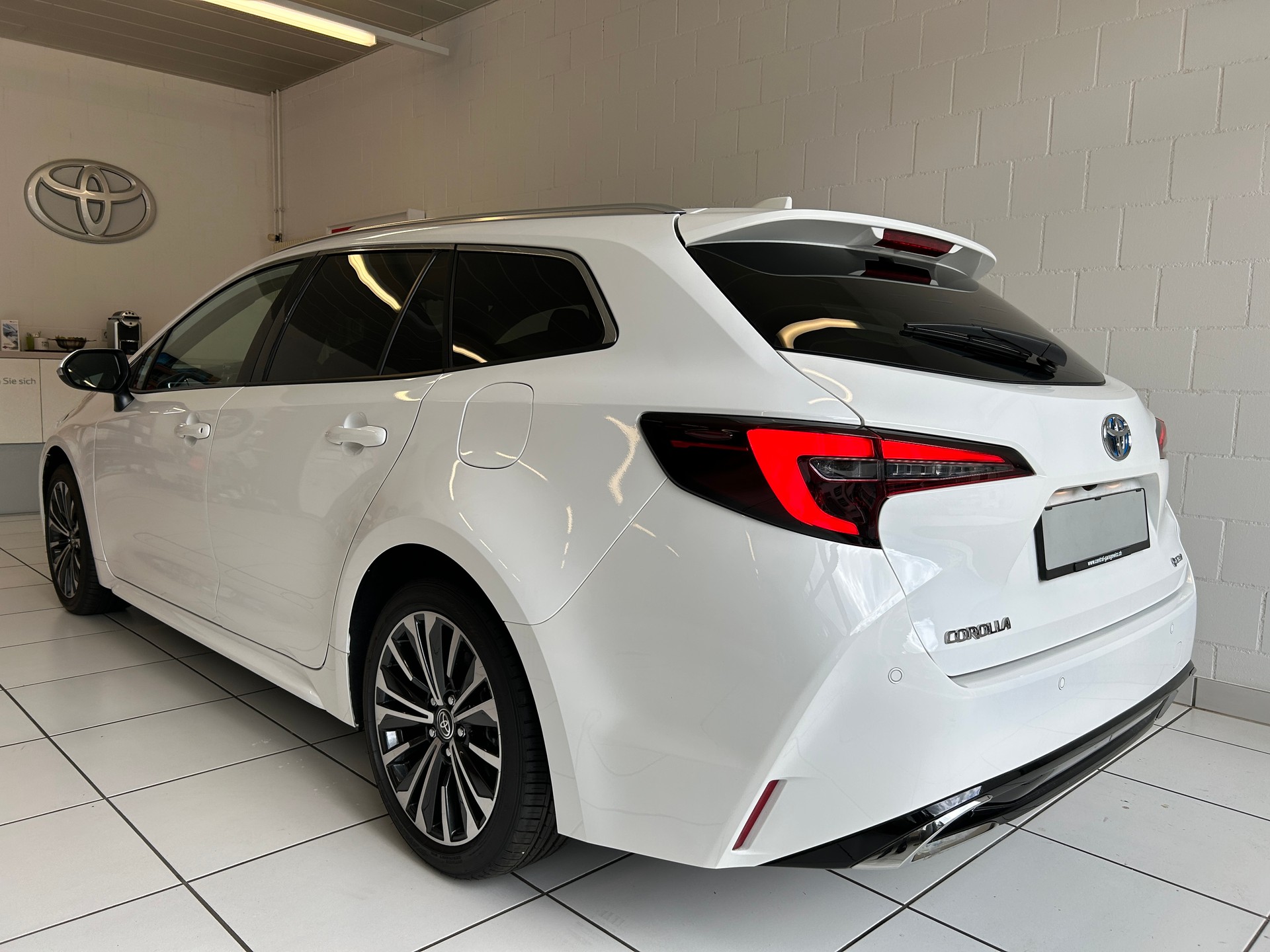 TOYOTA Corolla Touring Sports 1.8 HSD Trend e-CVT-image-2
