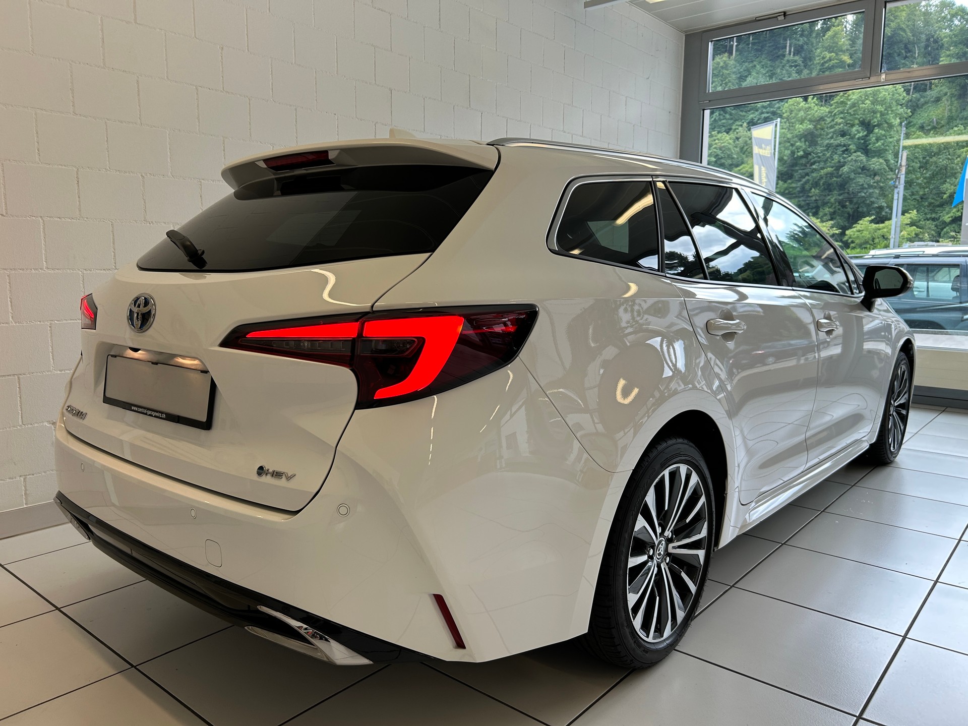 TOYOTA Corolla Touring Sports 1.8 HSD Trend e-CVT-image-3