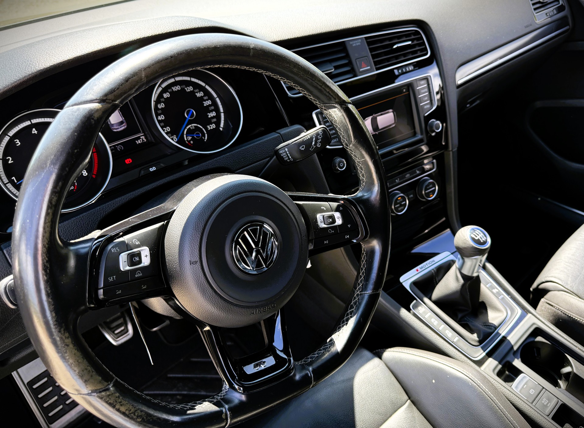 VW Golf 2.0 TSI R 4Motion-image-12