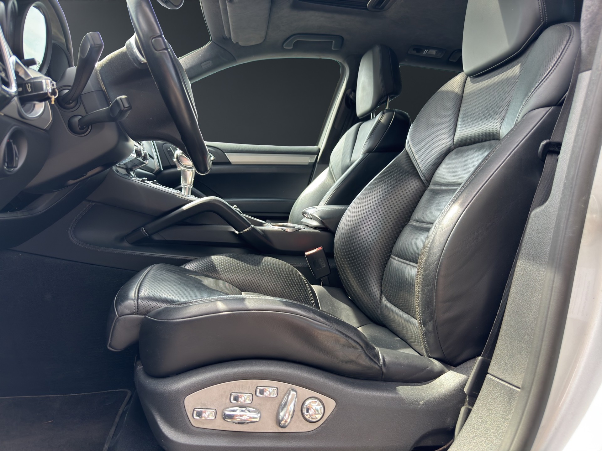 PORSCHE CAYENNE TURBO-image-8