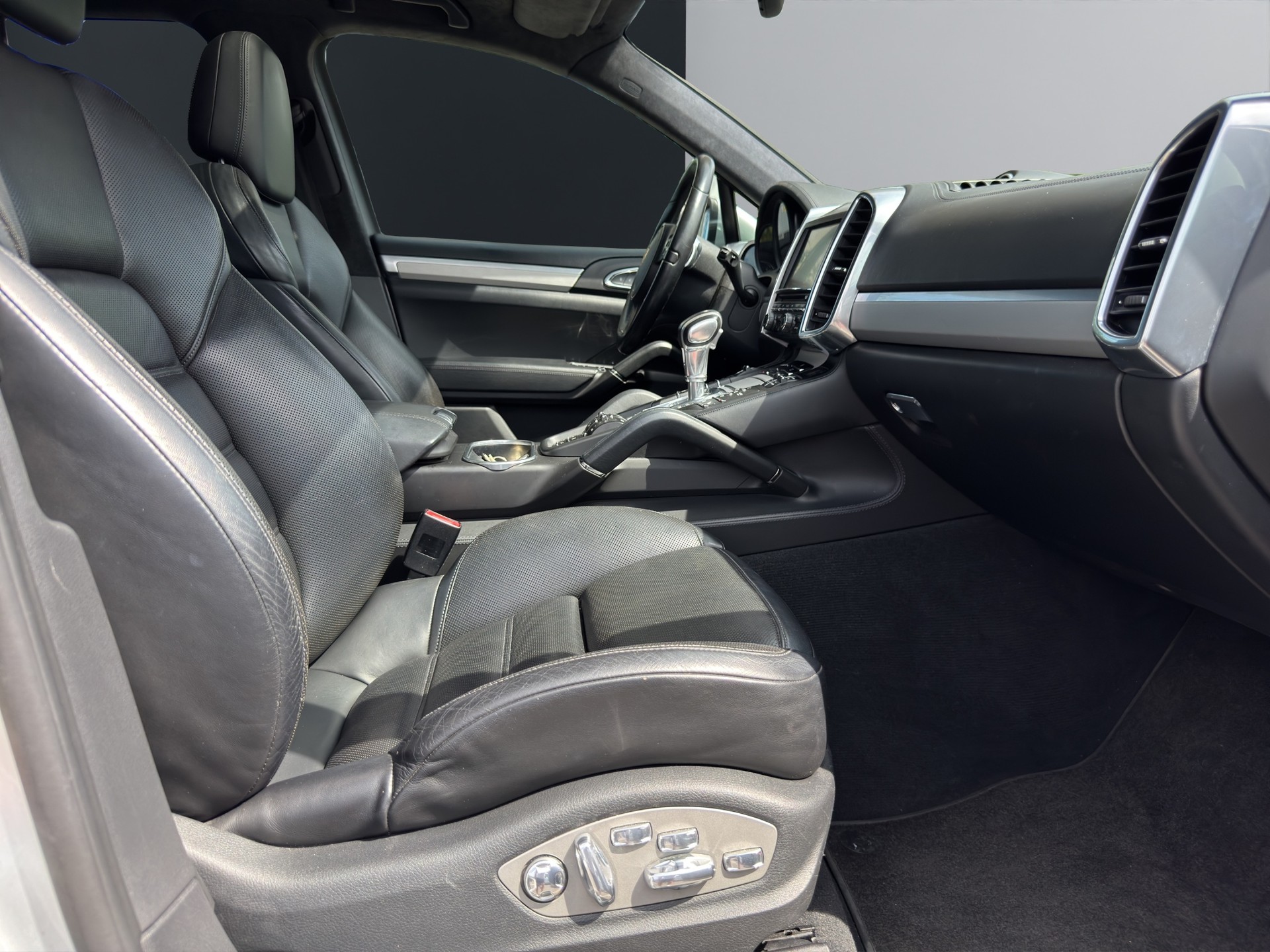 PORSCHE CAYENNE TURBO-image-15