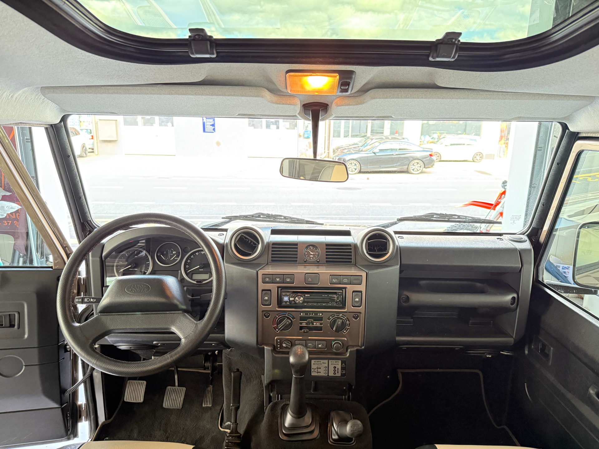 LAND ROVER Defender 110 2.2 TD4 Station Wagon-image-10