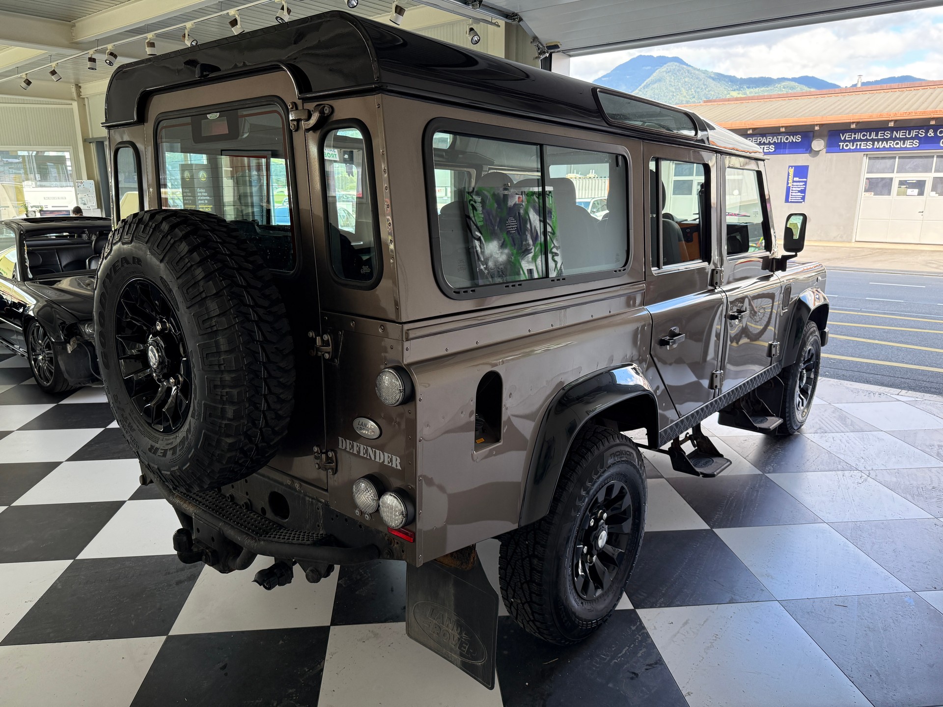 LAND ROVER Defender 110 2.2 TD4 Station Wagon-image-5