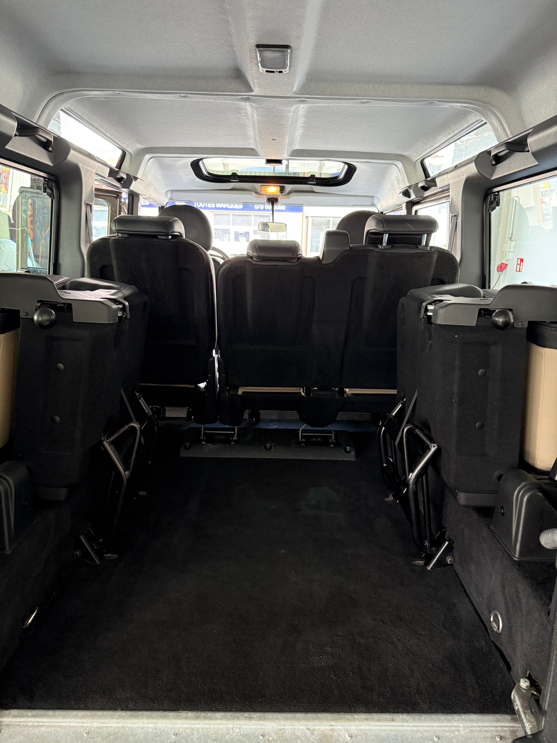 LAND ROVER Defender 110 2.2 TD4 Station Wagon-image-12