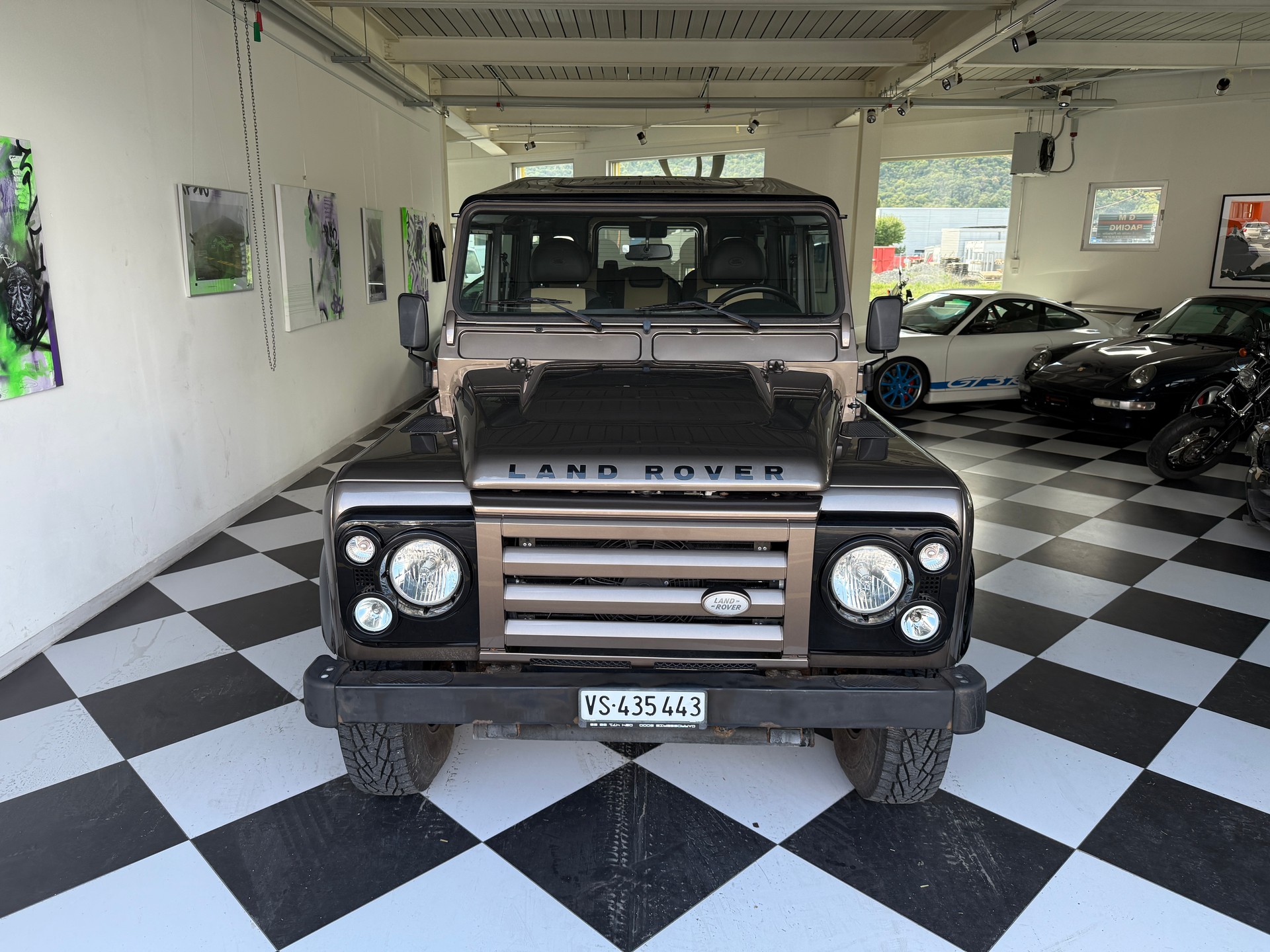 LAND ROVER Defender 110 2.2 TD4 Station Wagon-image-2