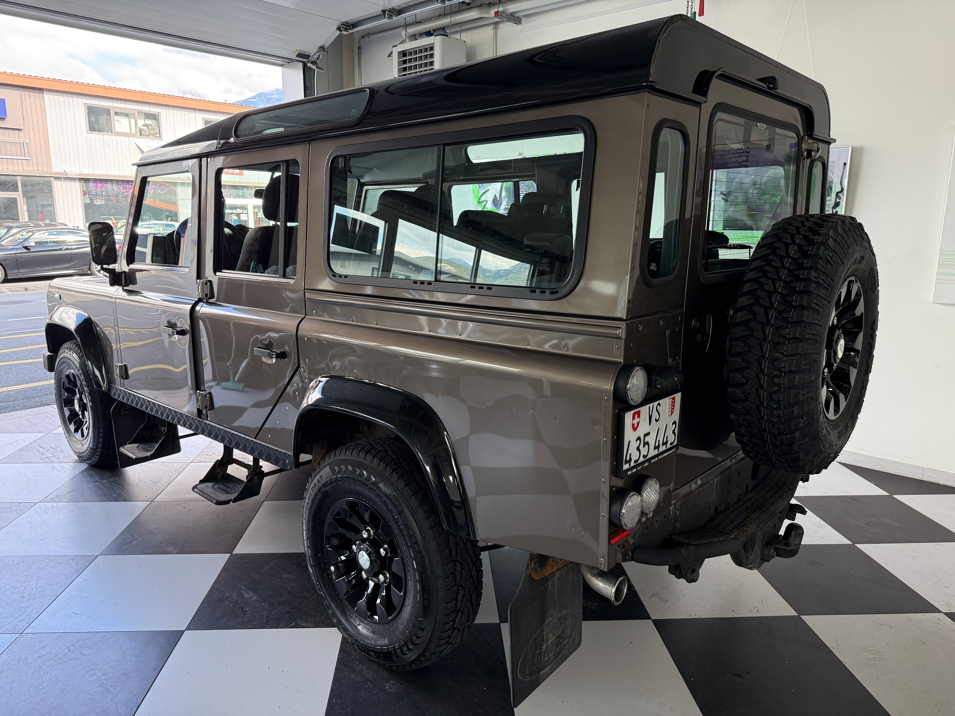 LAND ROVER Defender 110 2.2 TD4 Station Wagon-image-3